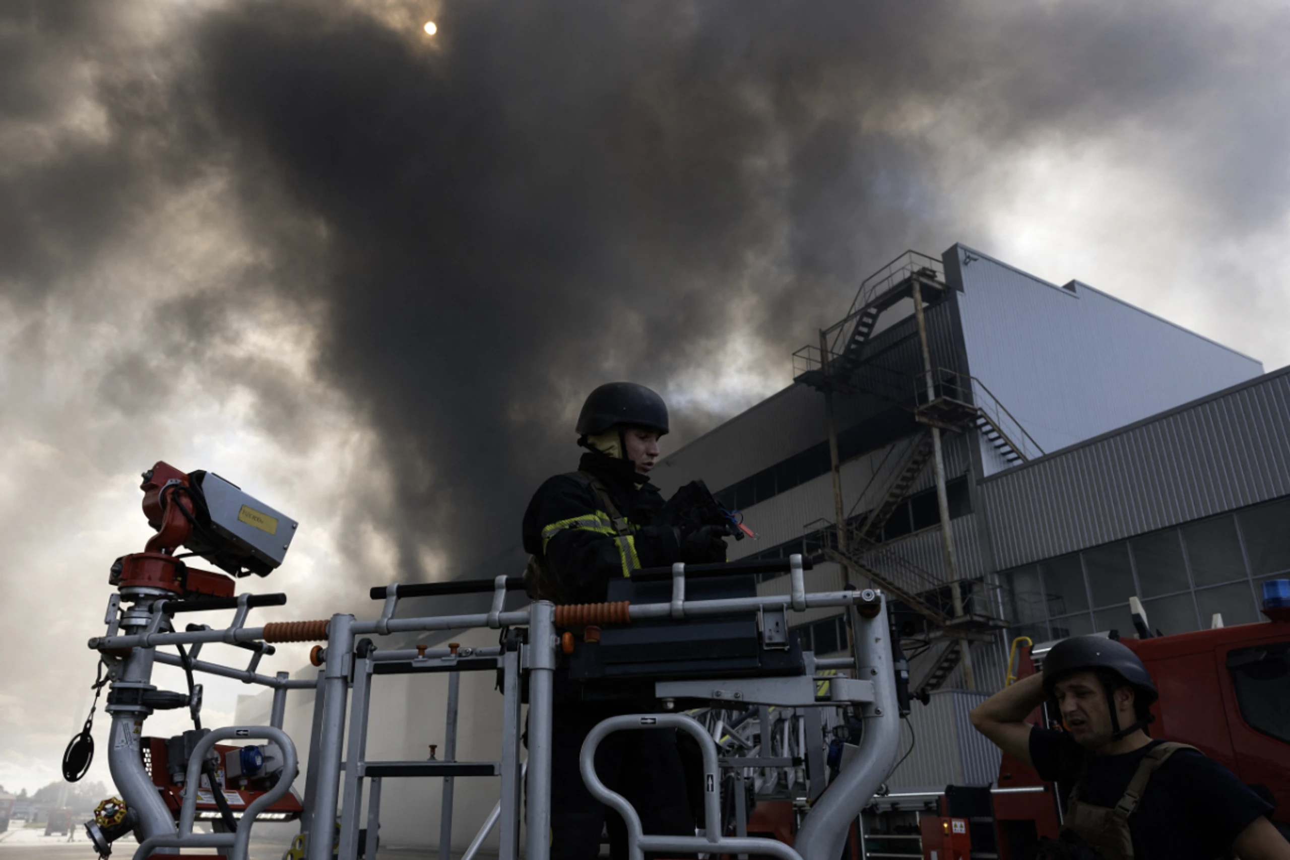 Die Kiewer Feuerwehr bei einer Brandlöschung