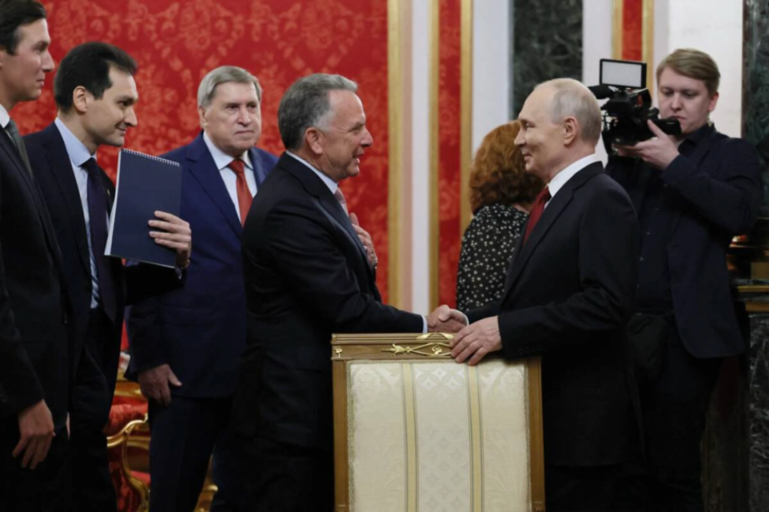 Wladimir Putin begrüßt Steve Witkoff und Jared Kushner (l.)