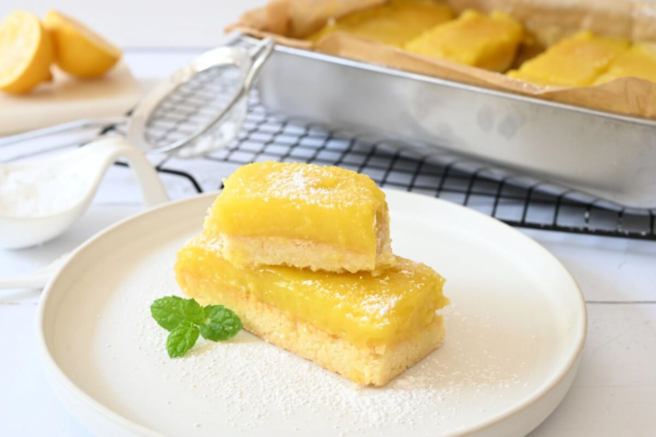 Lemon Bars sind beliebte amerikanische Zitronenschnitten