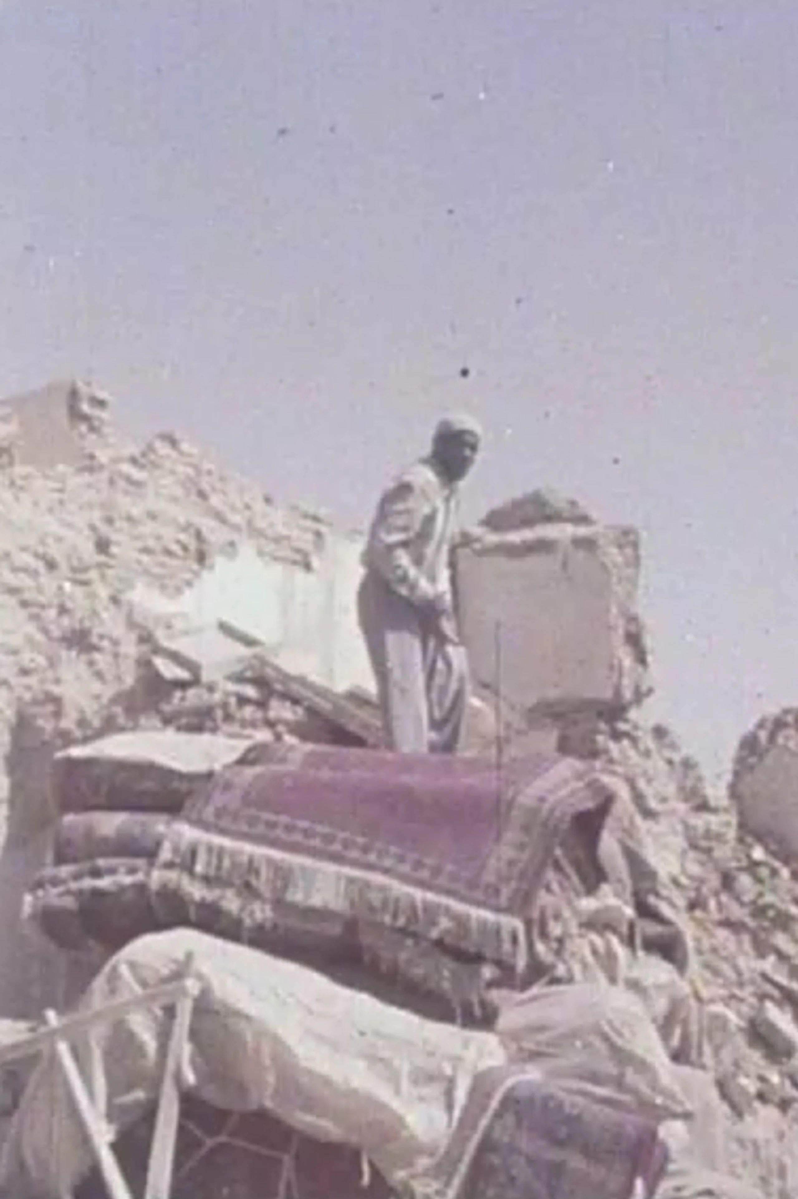 Bar mafrash-e khak khoftegan mibinam
