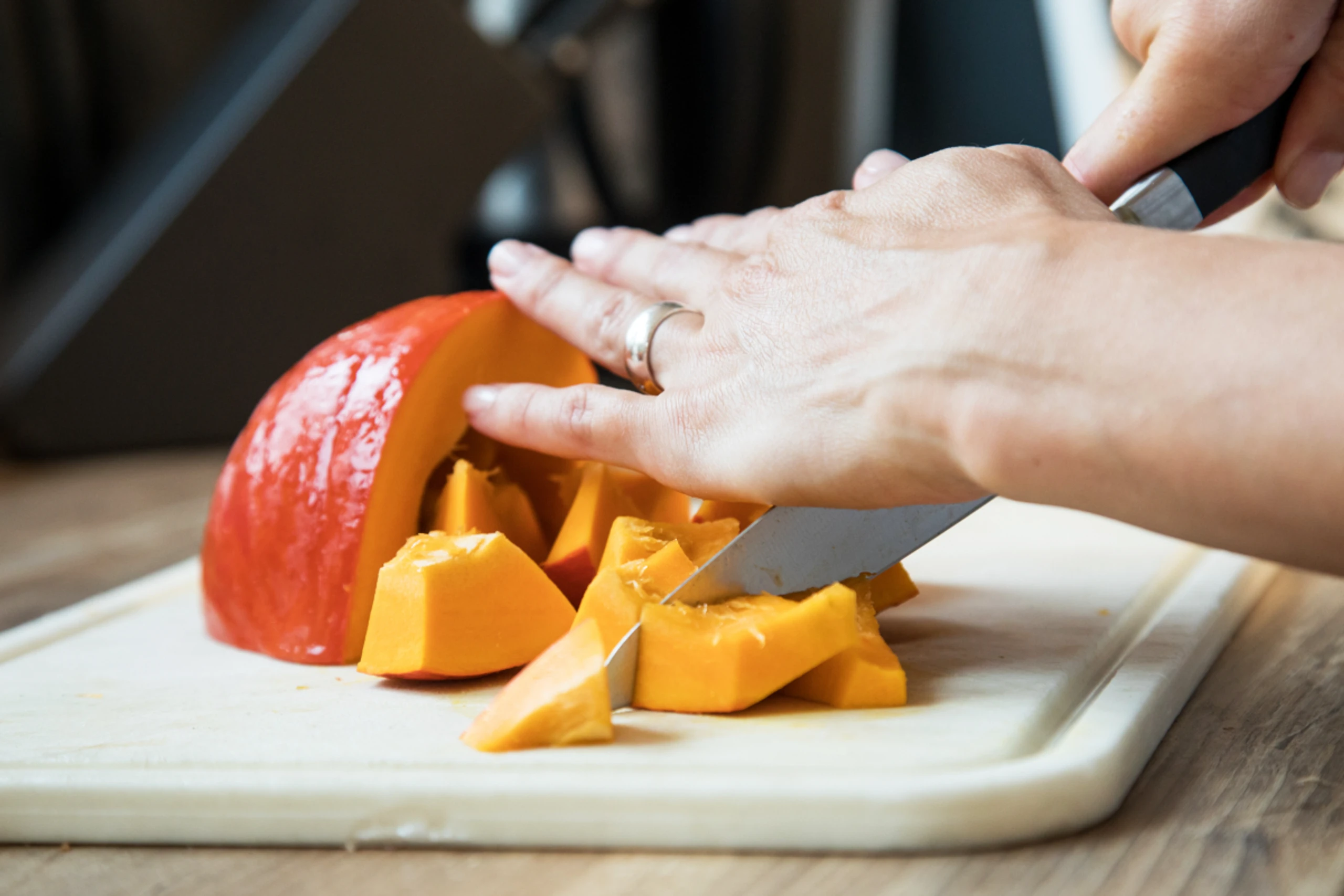 Dem Beta-Carotin verdankt das Fruchtfleisch seine orangene Farbe