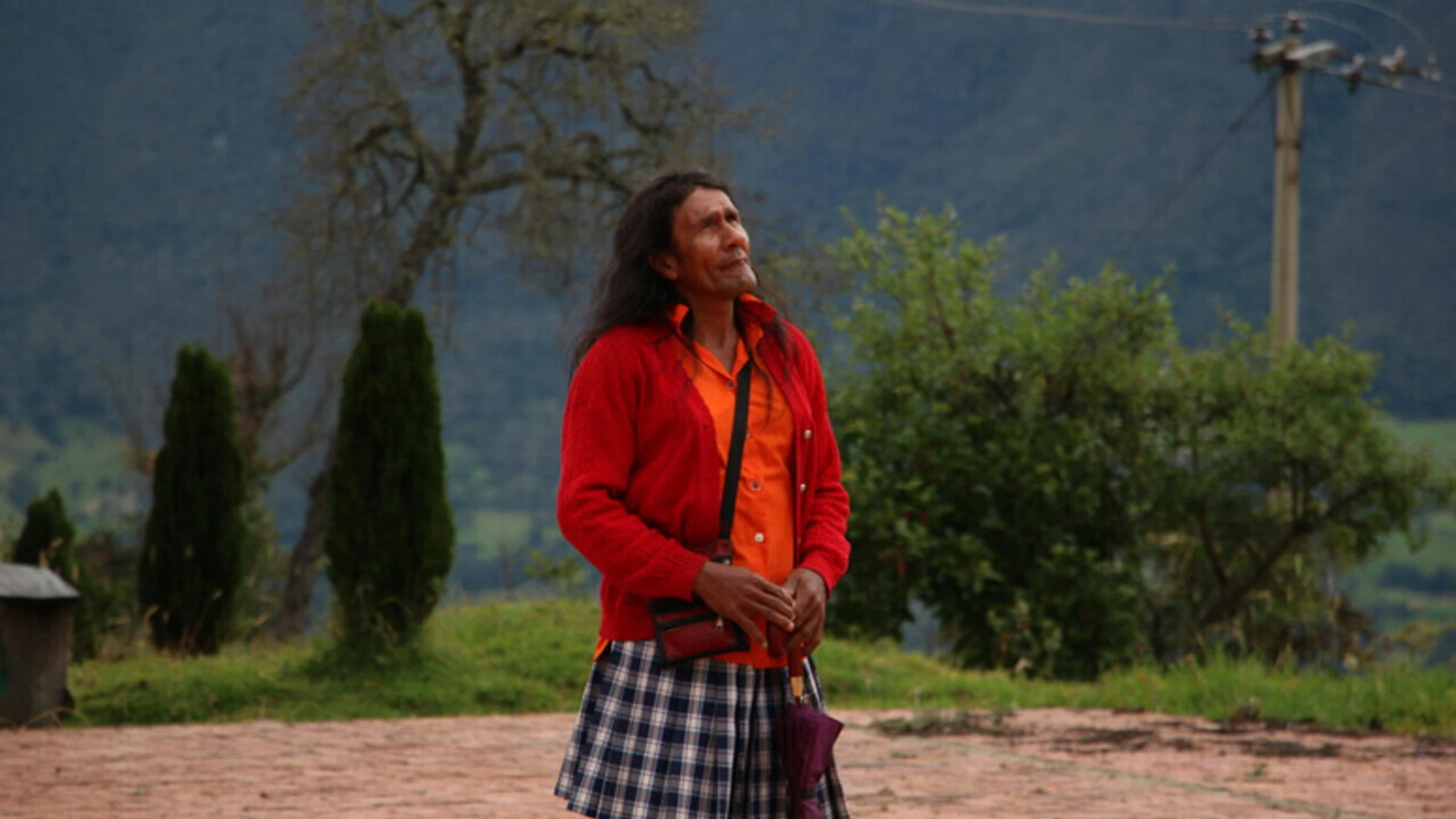 Miss María, Skirting the Mountain