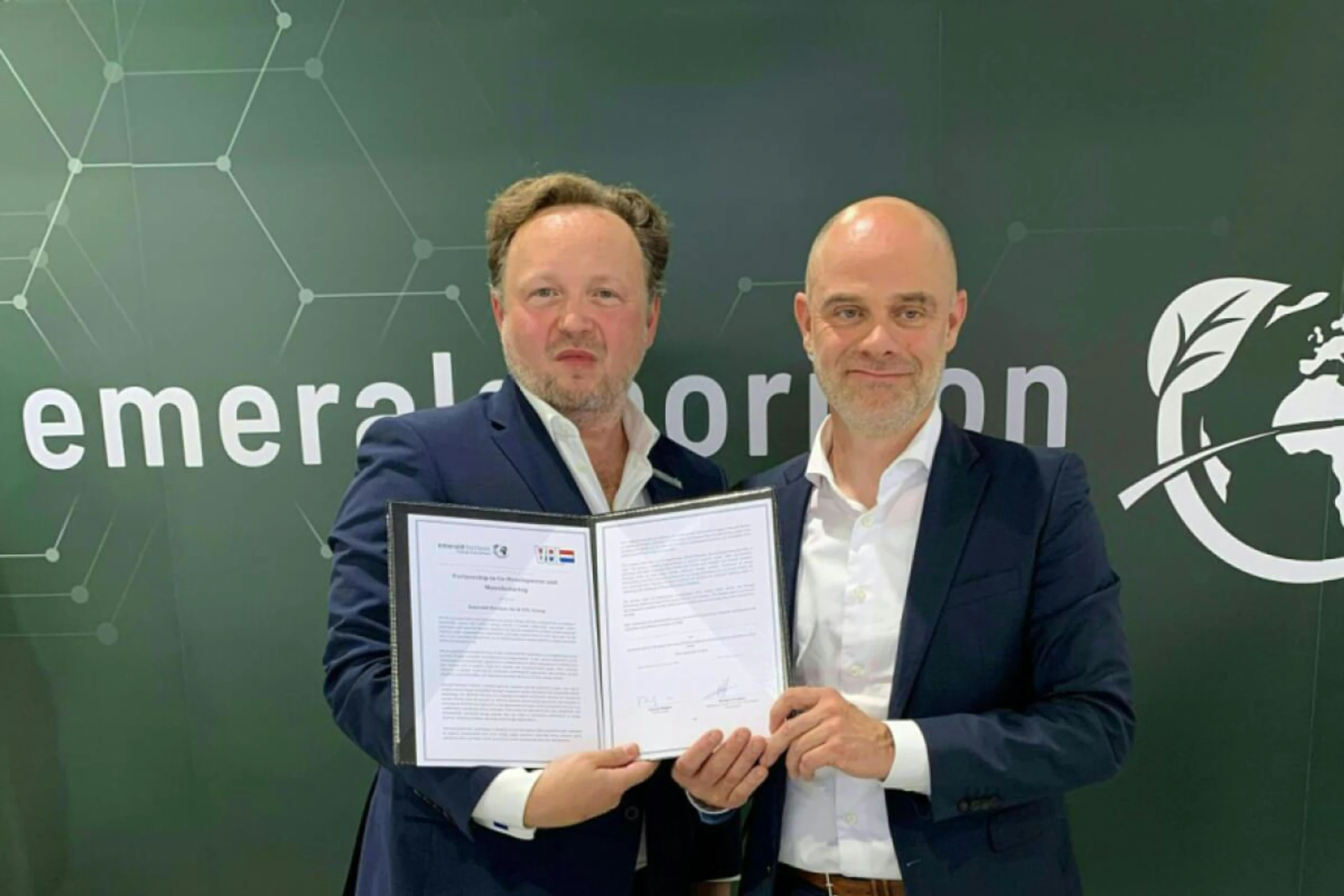Wagner (l.) und Vermeer unterzeichneten heute den Vertrag