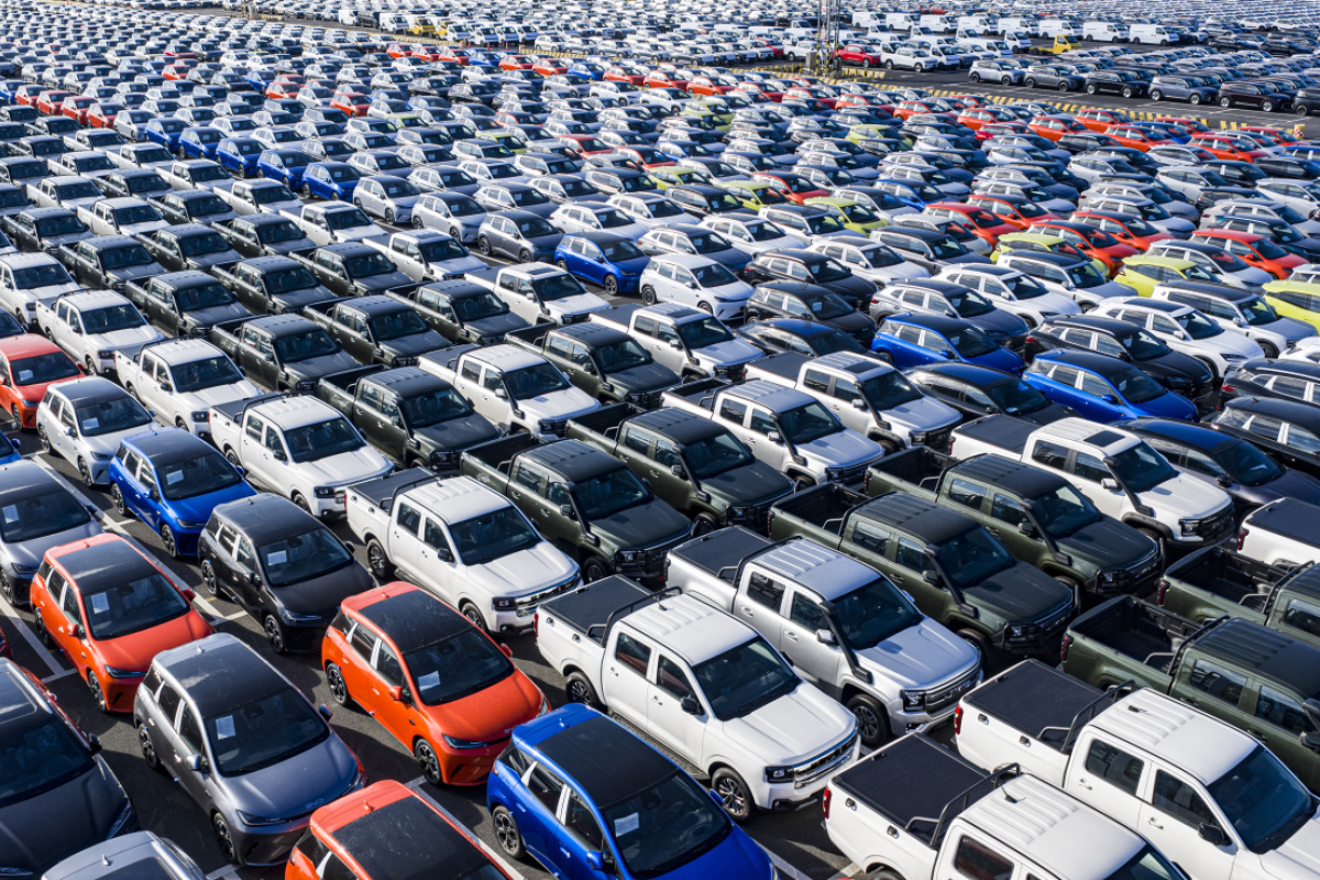 Autos der Marke BYD warten in China auf inre Verschiffung