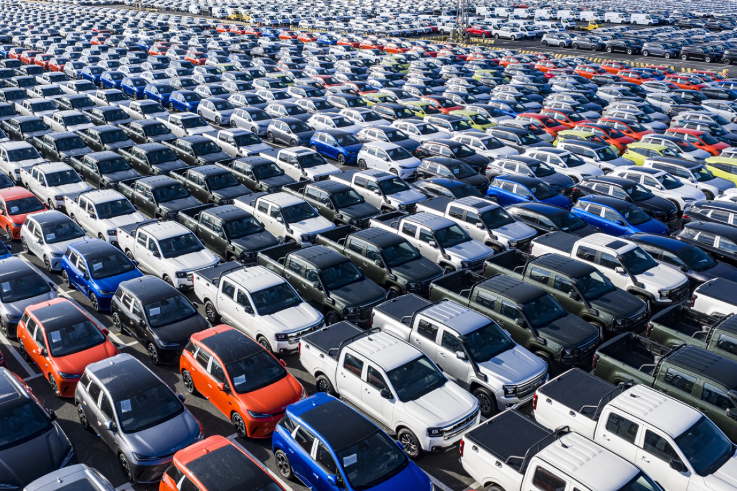 Autos der Marke BYD warten in China auf inre Verschiffung
