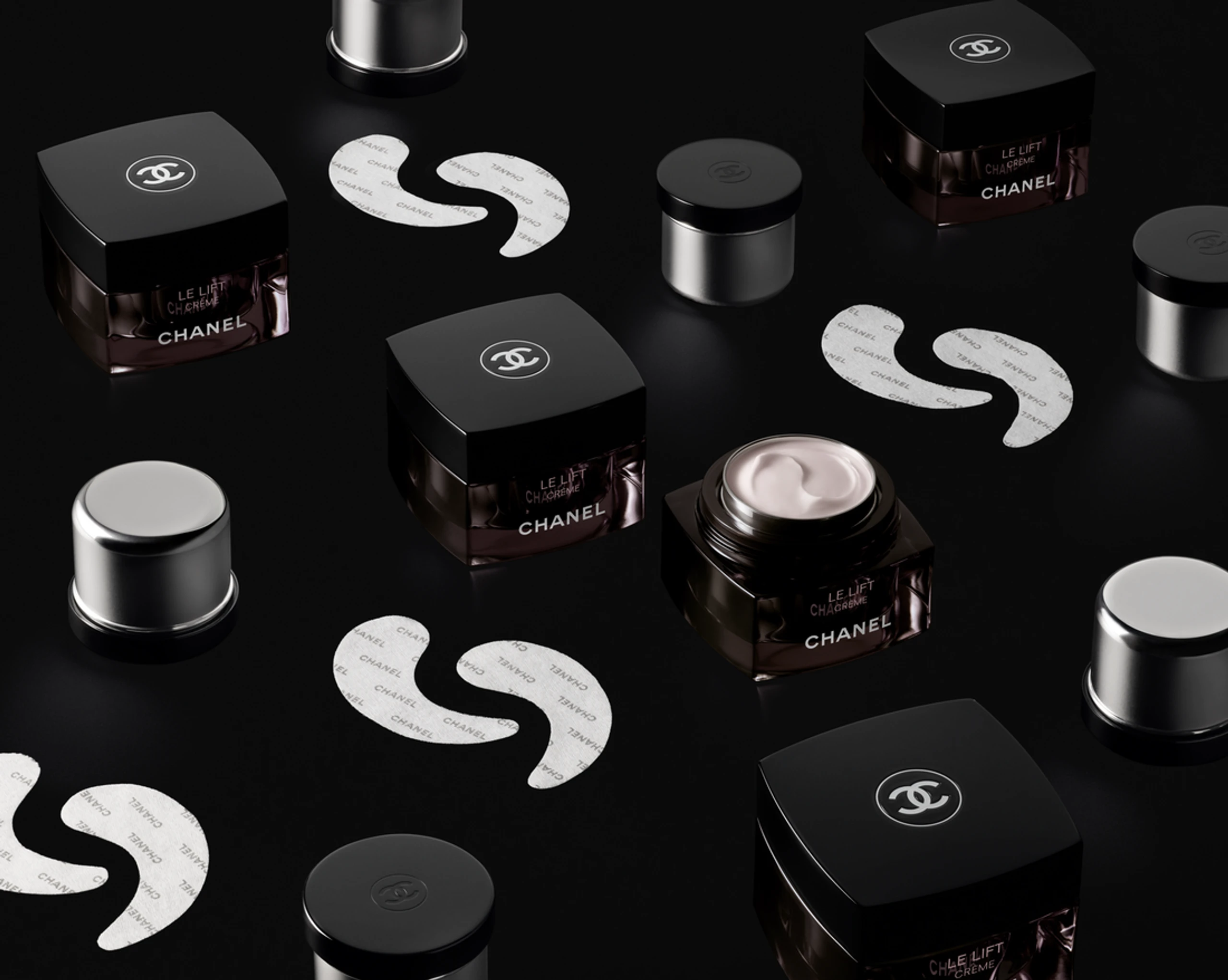 Creative Packshot von mehreren Le Lift Crèmes inkl Eye Patches und Refill