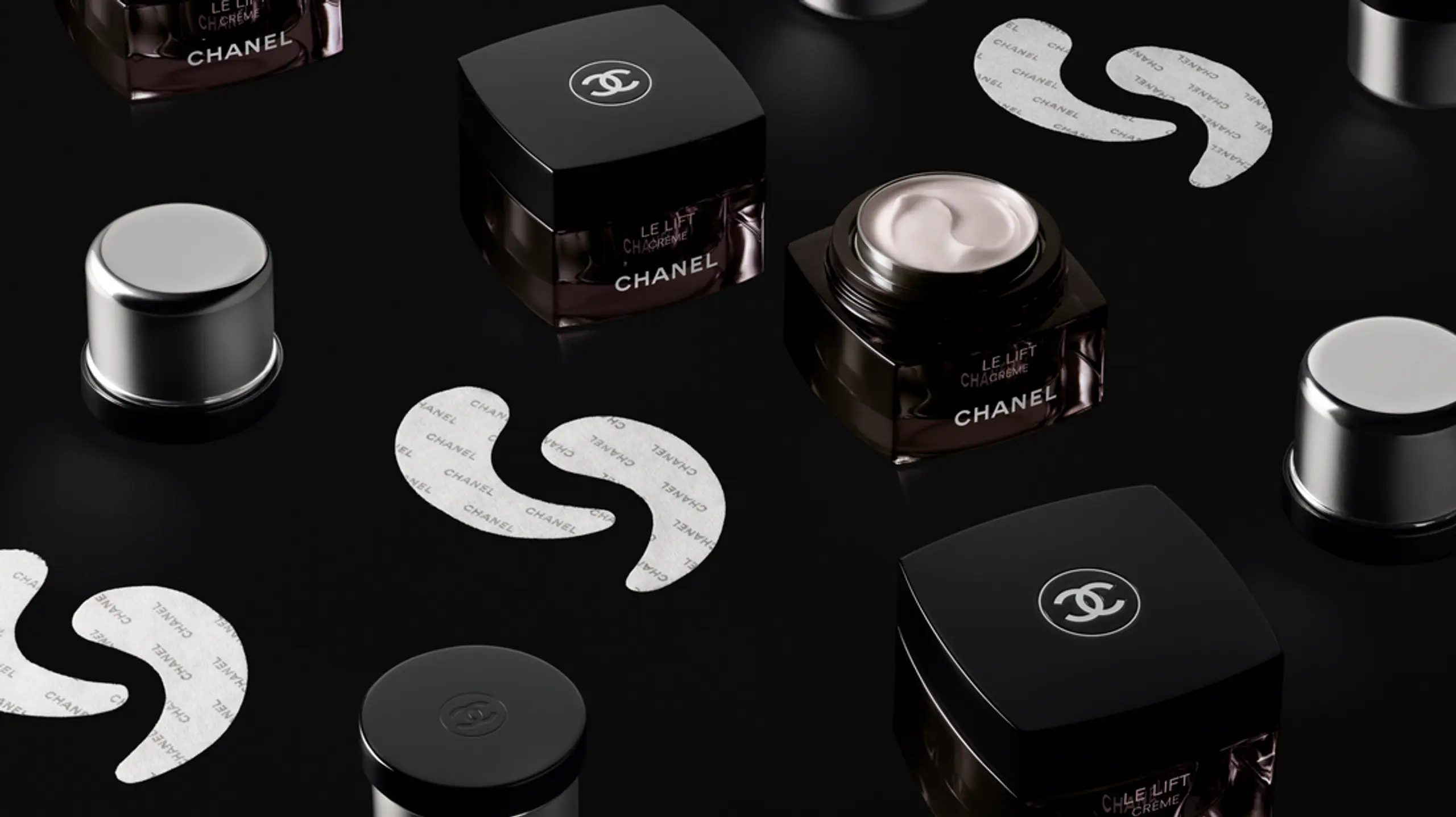 Creative Packshot von mehreren Le Lift Crèmes inkl Eye Patches und Refill