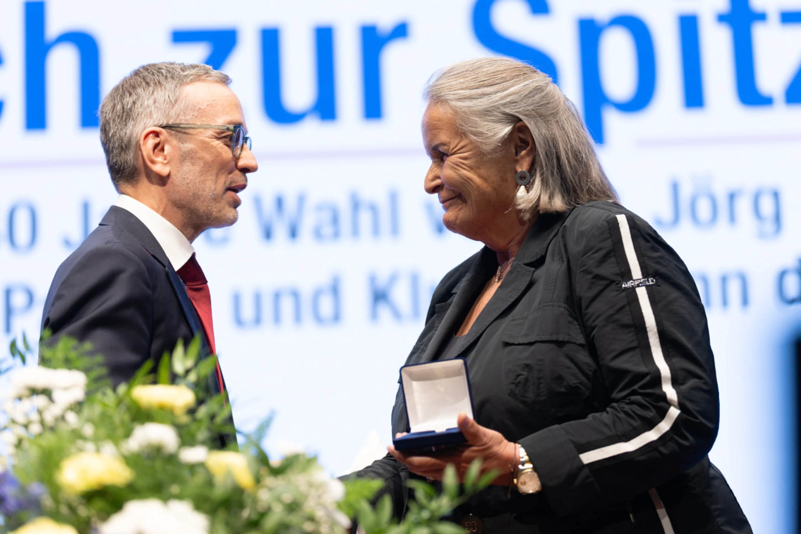 Kickl übergab Claudia Haider die "Goldene Verdienstmedaille"