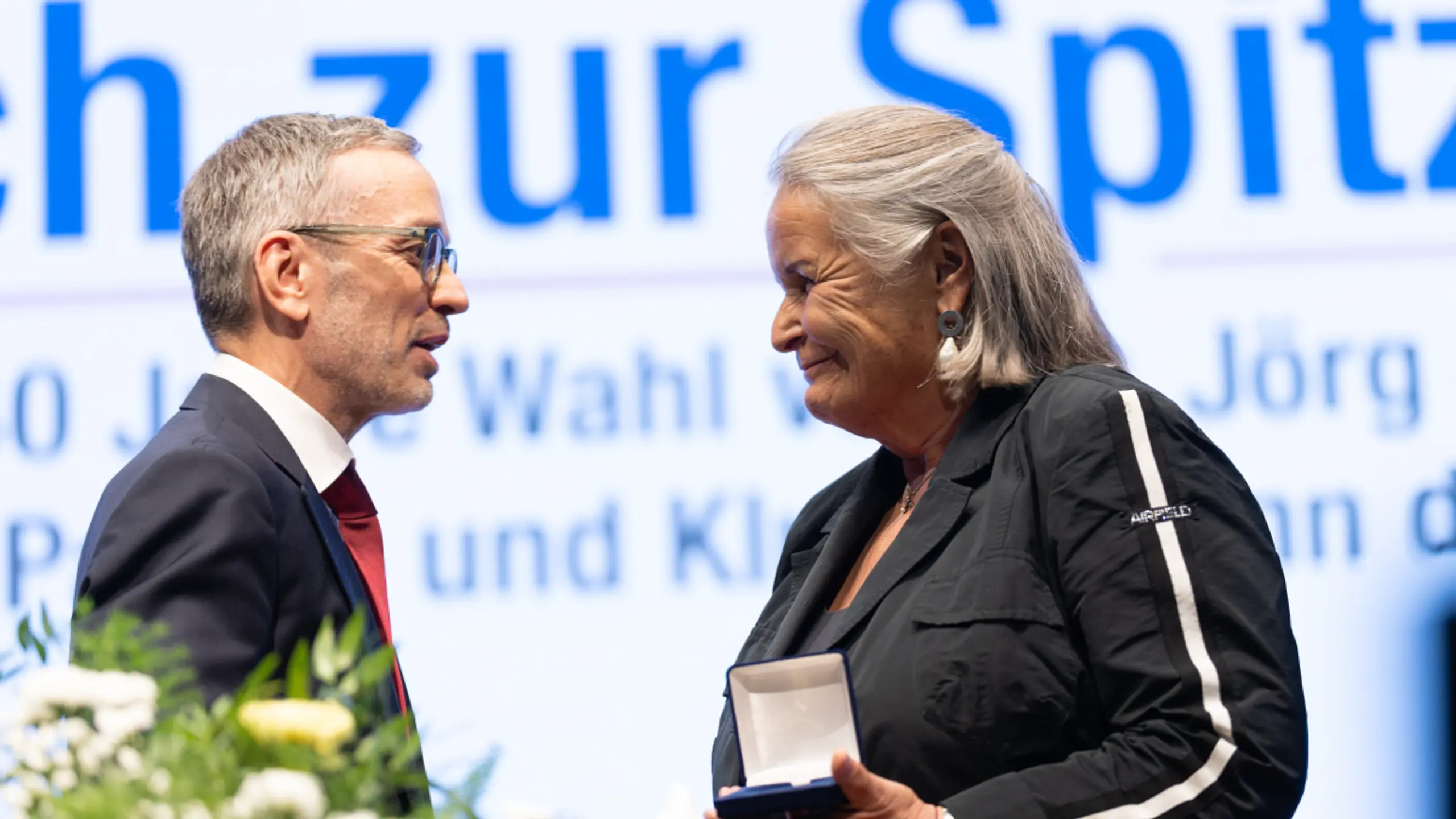 © EXPA, JOHANN GRODER, Apa Kickl übergab Claudia Haider die "Goldene Verdienstmedaille"