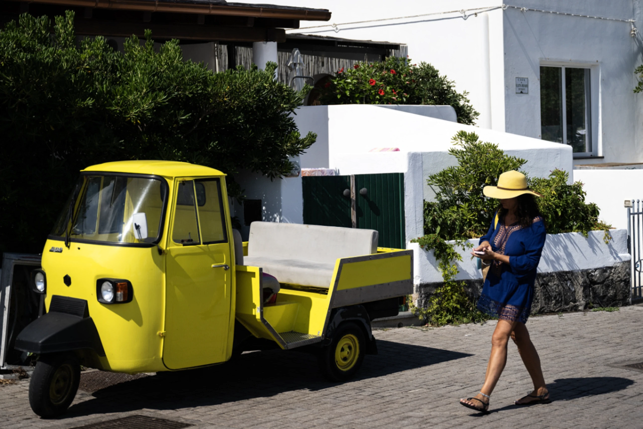 Touristin auf der sizilianischen Vulkaninsel Stromboli
