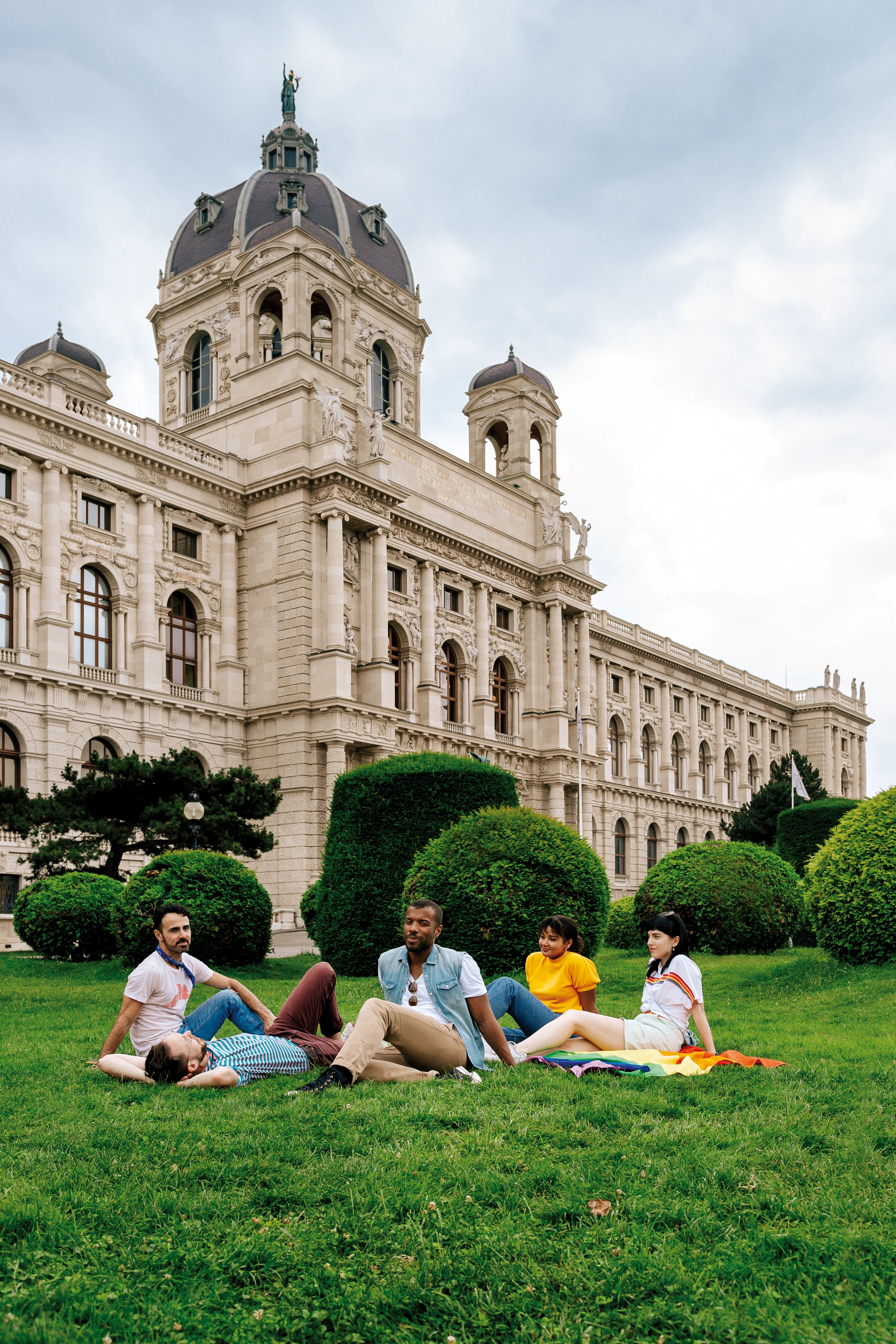 Schwule und lesbische Freunde vor dem Kunsthistorischen Museum in Wien im Sommer bei Tag auf der Ringstraße.