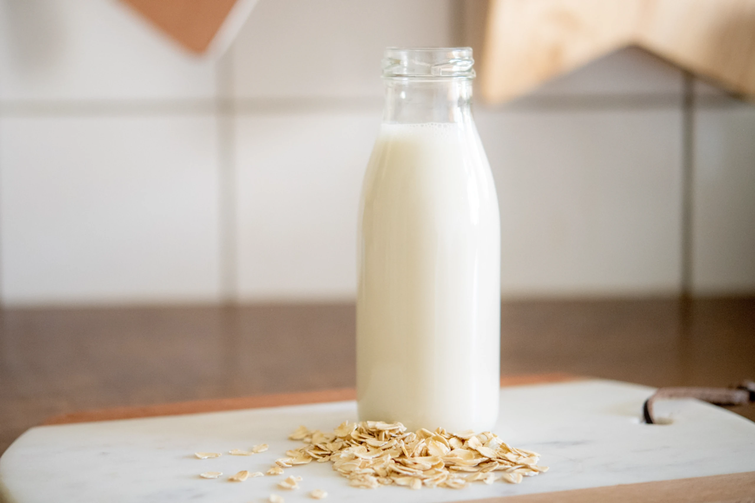 Im Vergleich zu Kuhmilch hat der Haferdrink eine bessere Umweltbilanz