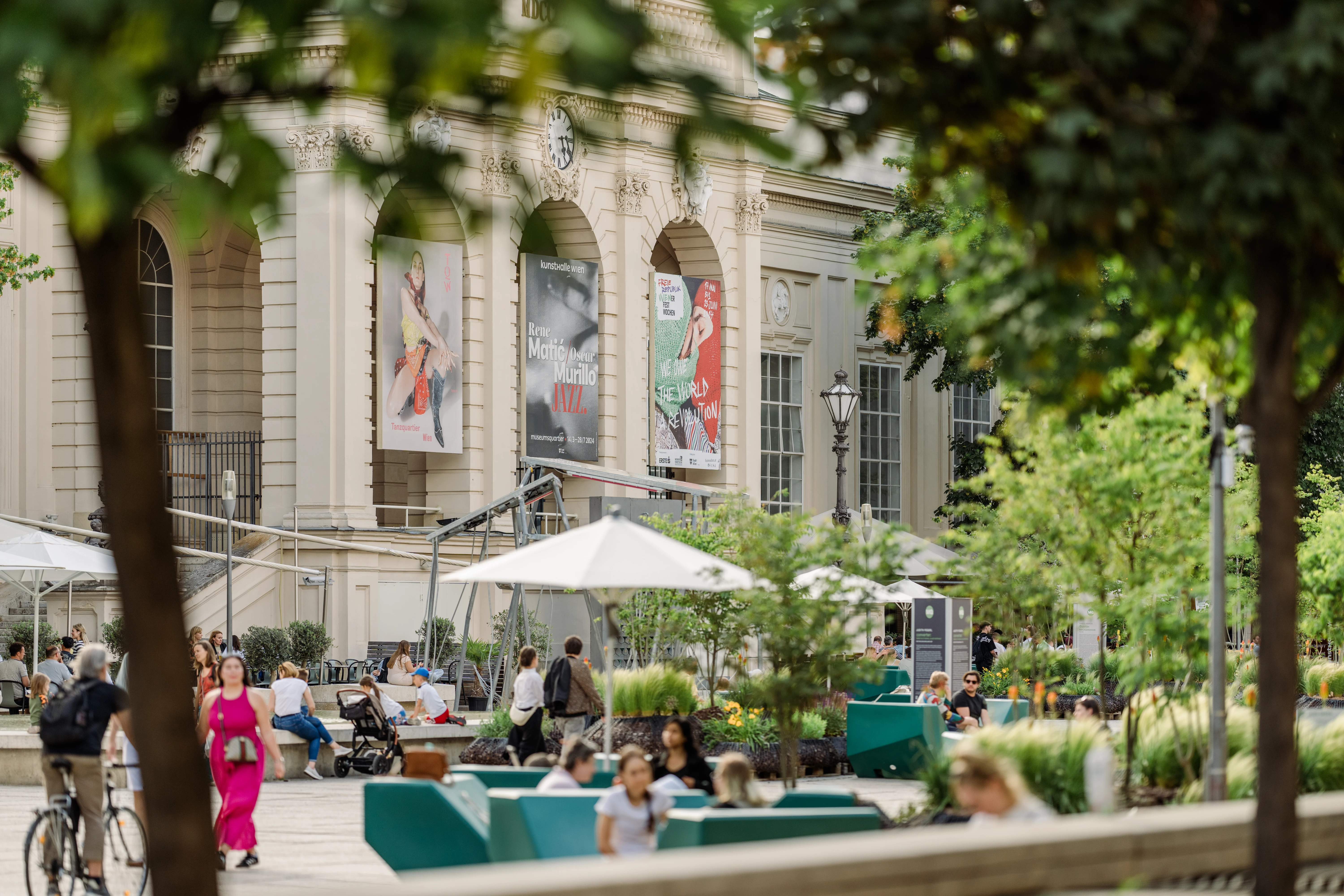 Thomas Meyer - Historisches Gebäude der Kunsthalle Wien im Museumsquartier mit Ausstellungsplakaten und belebtem Vorplatz