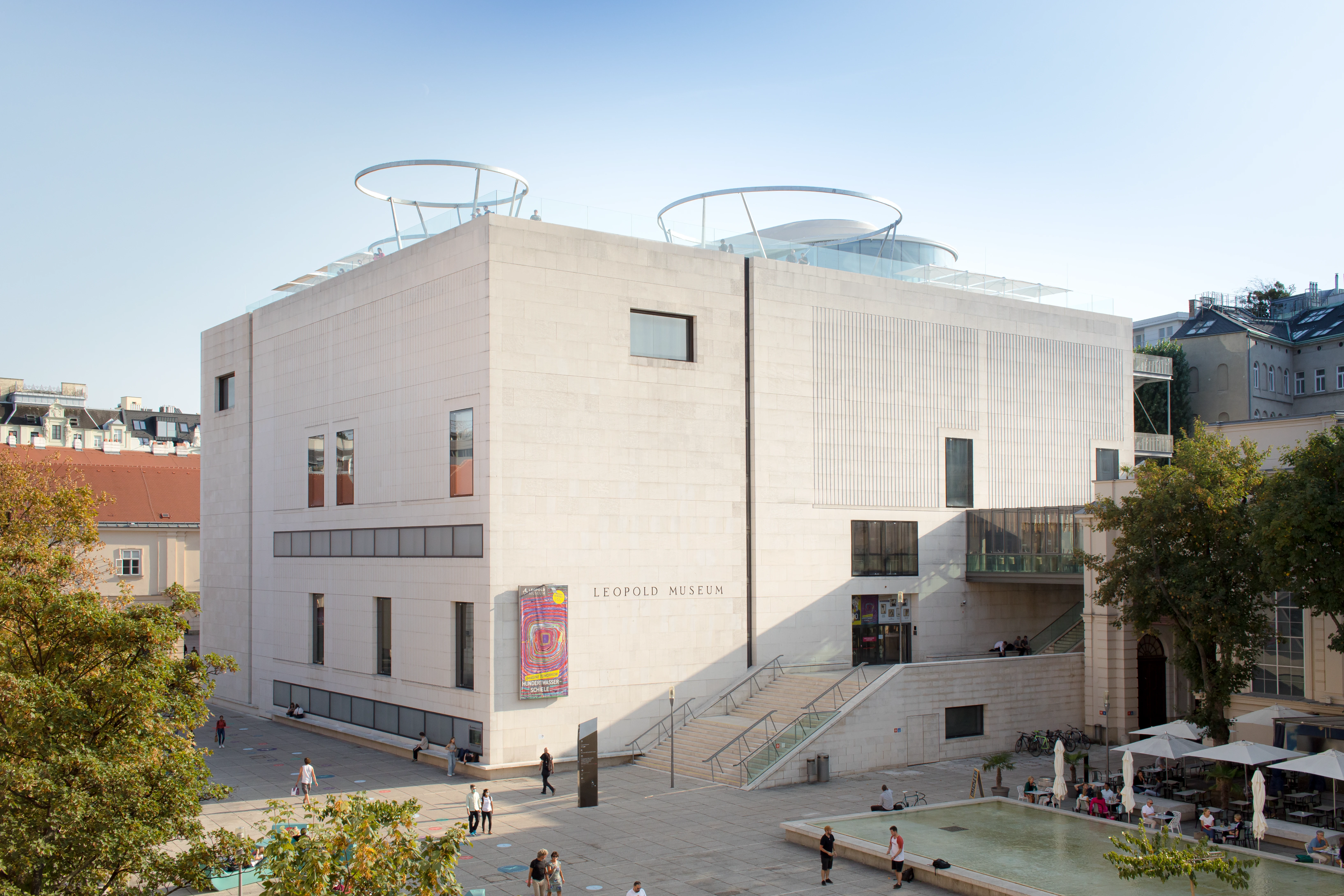 Das Leopold Museum im Wiener Museumsquartier bei Tageslicht mit Passanten auf dem Vorplatz.