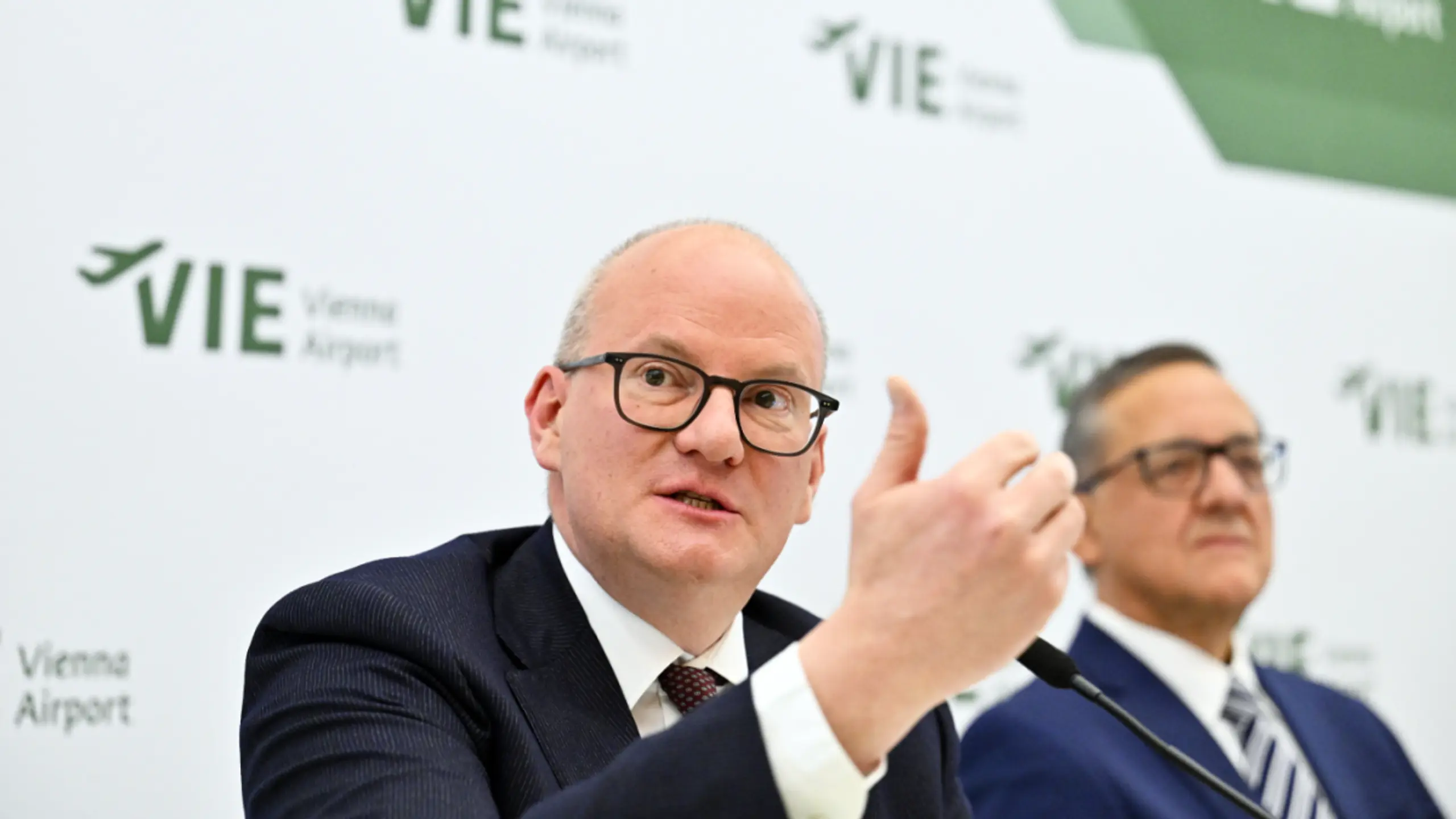 © HANS KLAUS TECHT, Apa Flughafen-Vorstände Julian Jäger und Günther Ofner