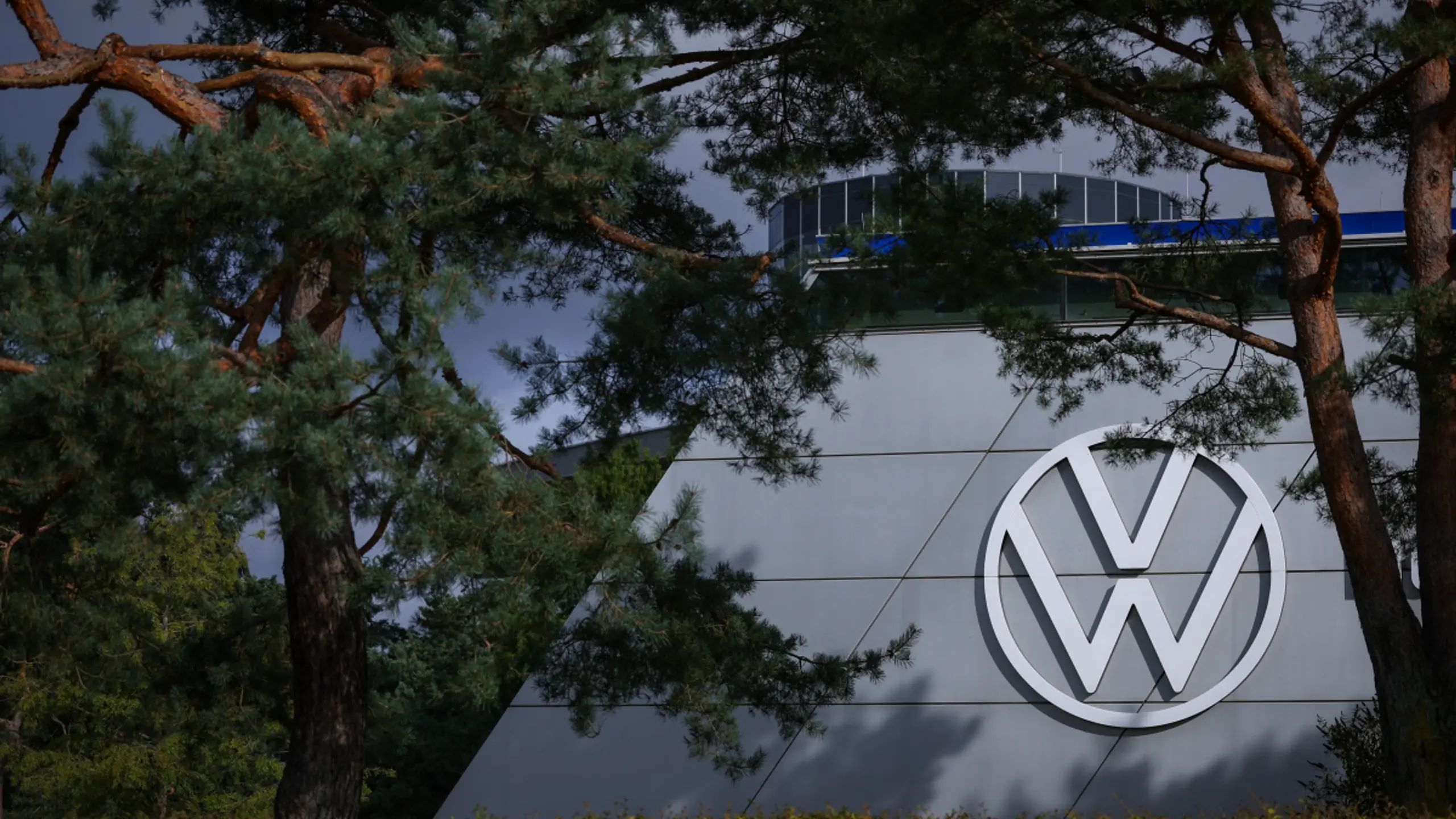 © AFP, RONNY HARTMANN, Apa Volkswagen senkt Prognose für das Geschäftsjahr 2026