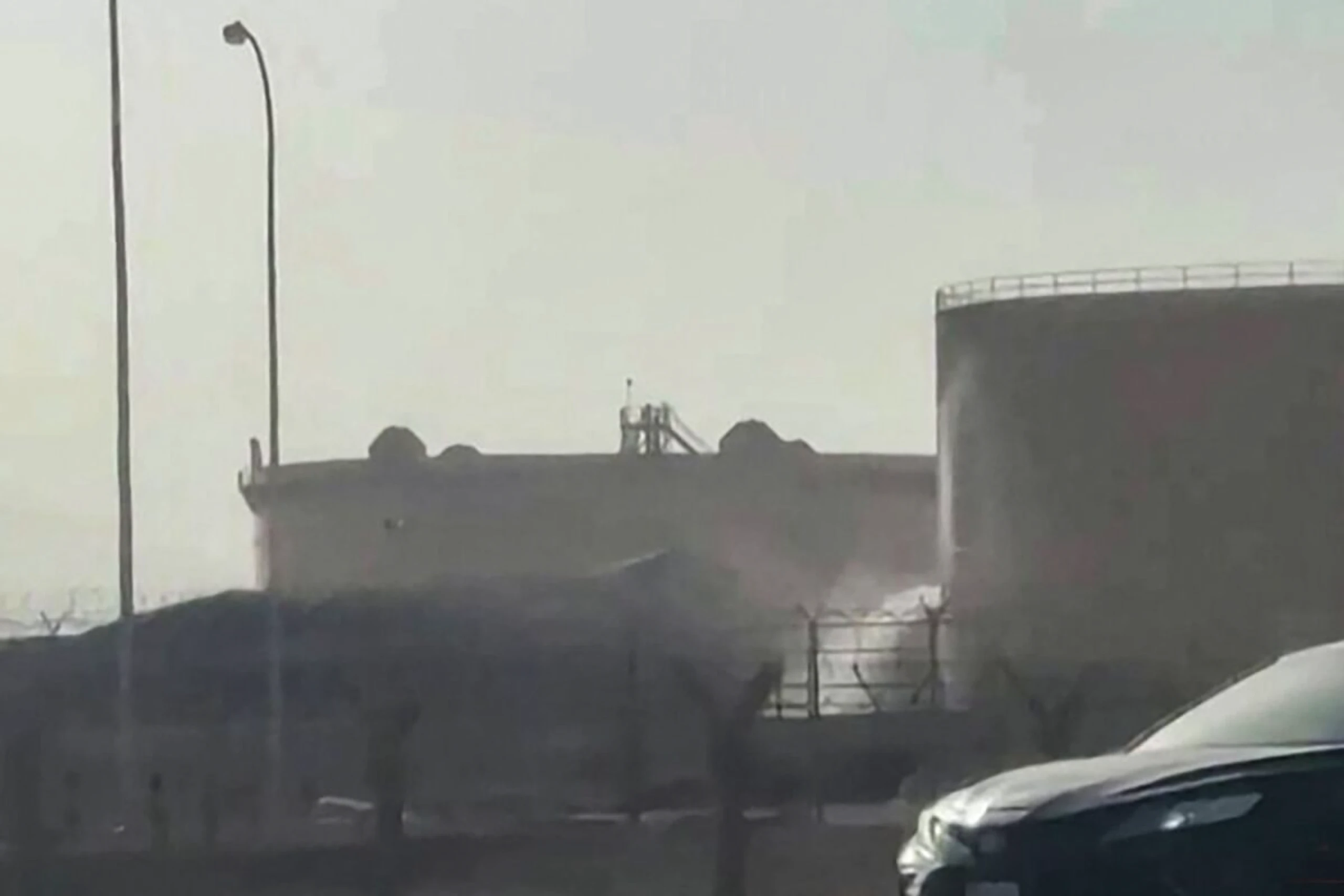 Rauch steigt von einem Aramco-Tanklager nahe des Flughafens auf