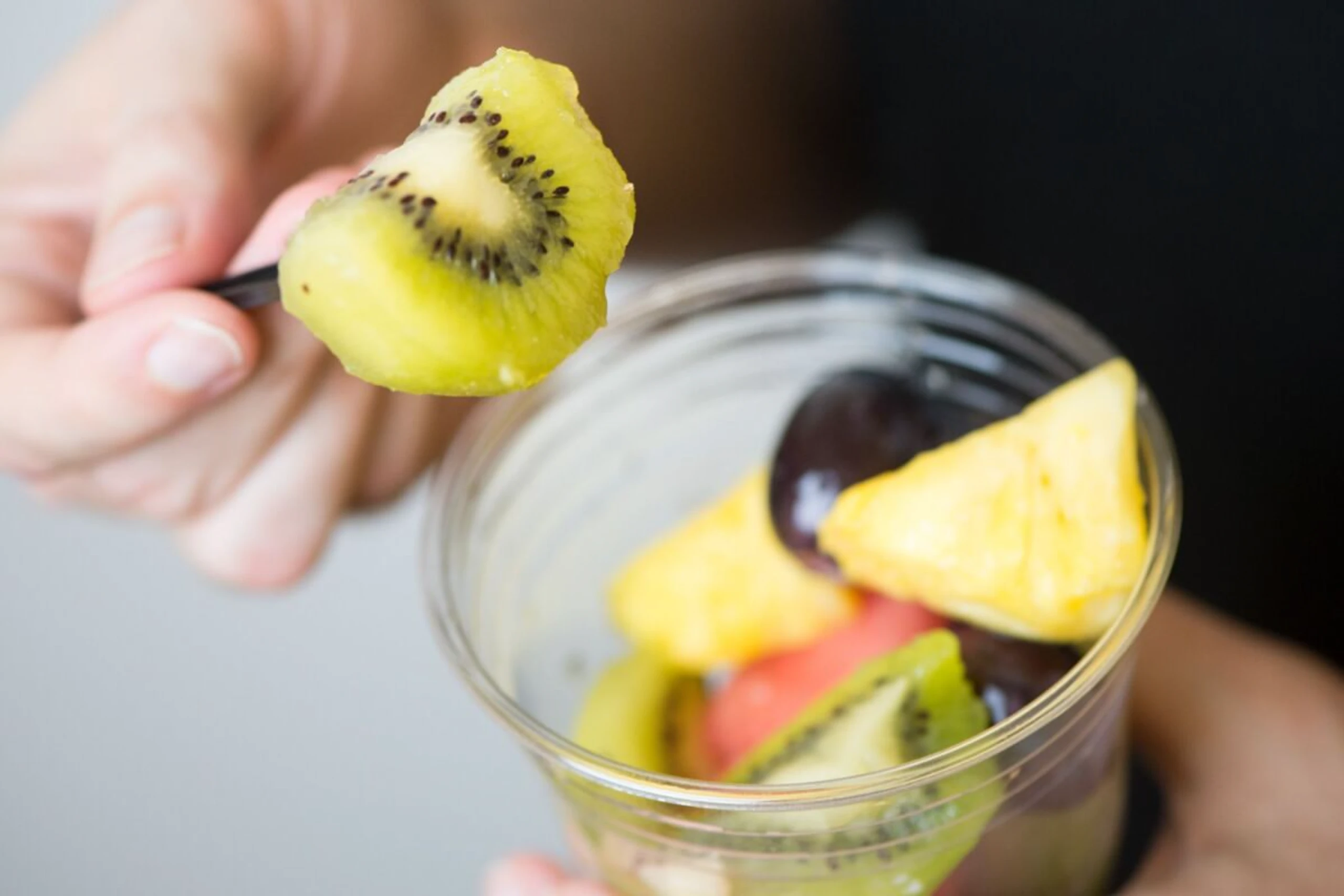 Geschnittenes Obst sollte zügig verzehrt und richtig gelagert werden