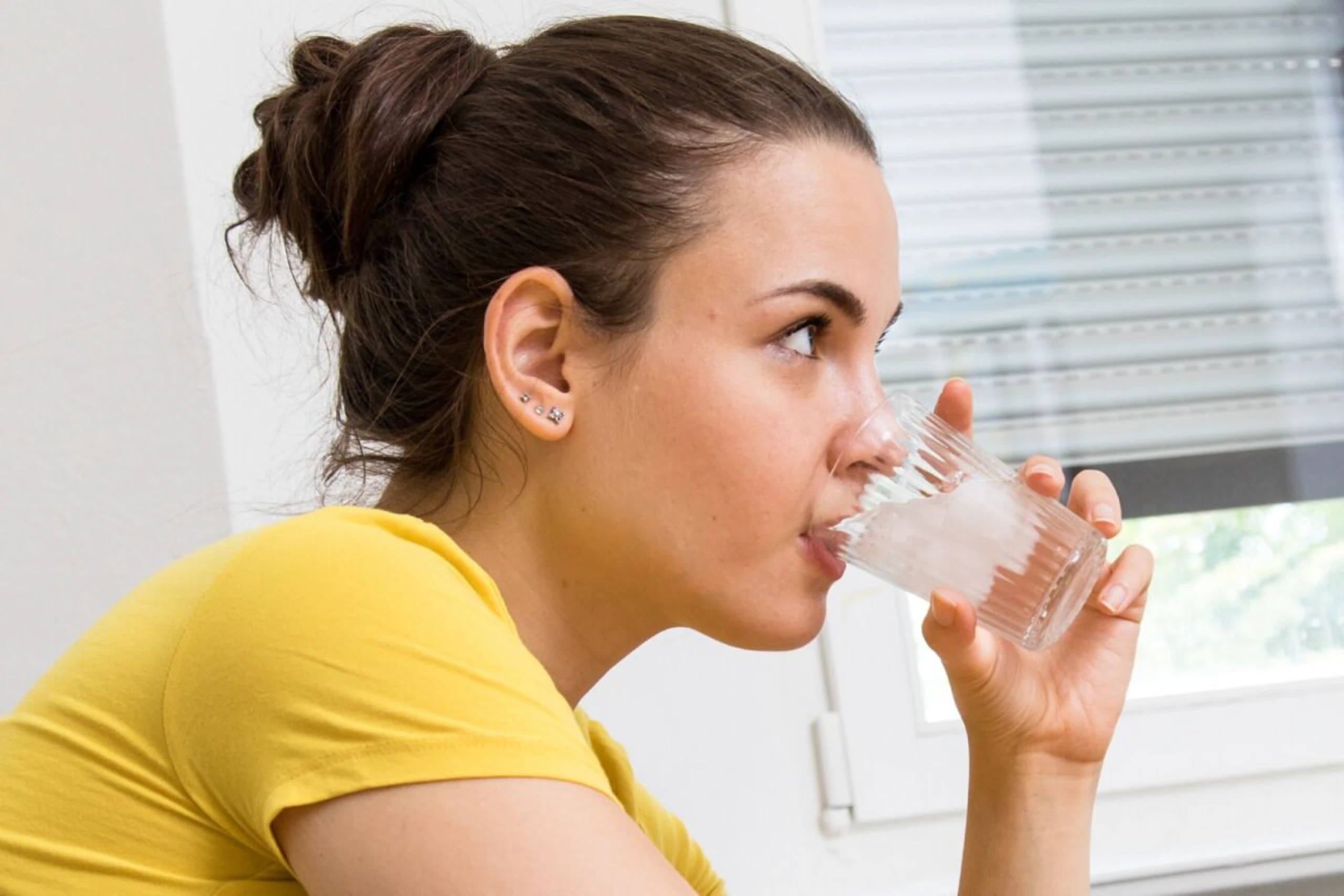 Ein Glas Wasser trinken ist ein Tipp, damit der Schluckauf aufhörts