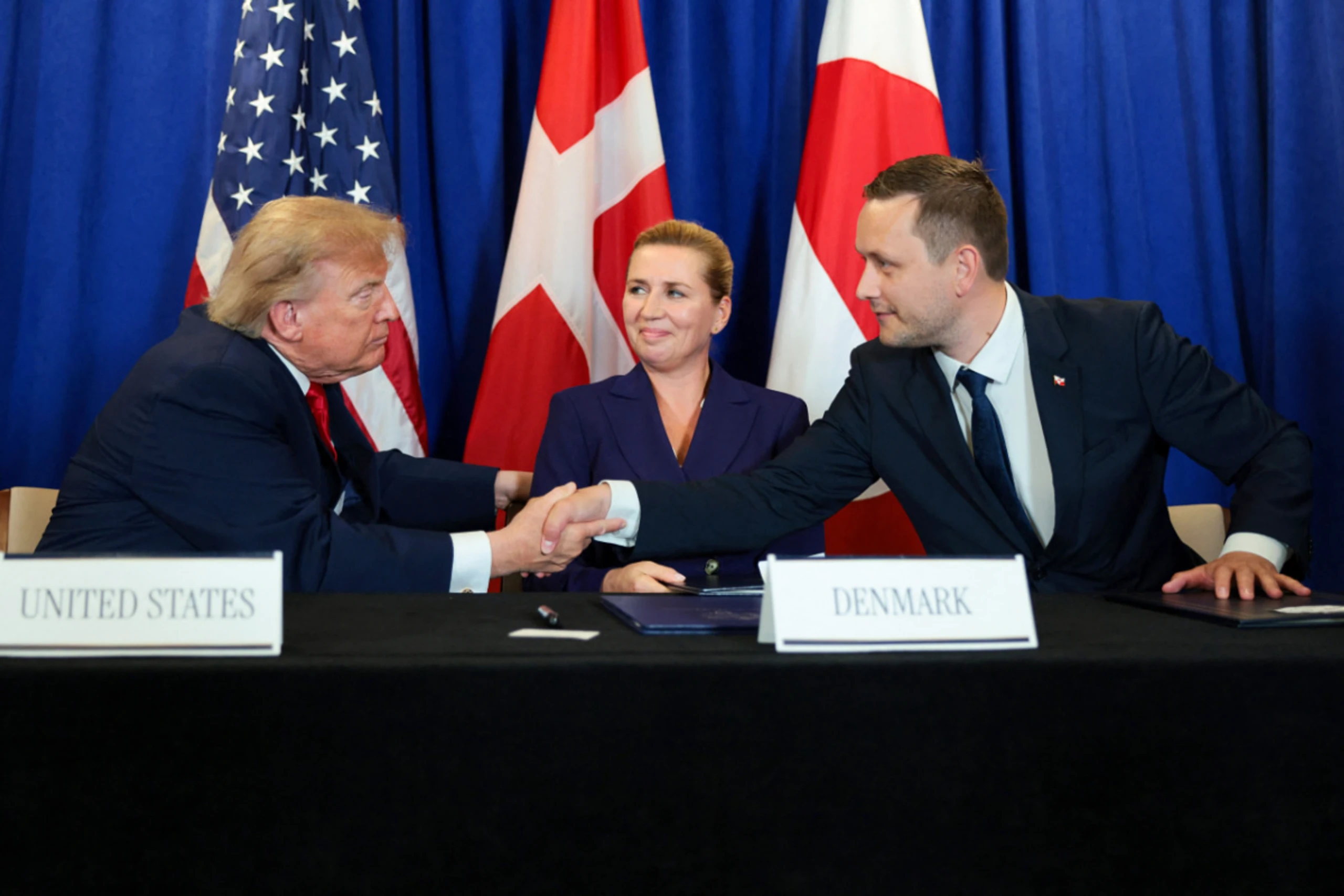 Trump, Frederiksen und Nielsen nach der Unterzeichnung des Abkommens