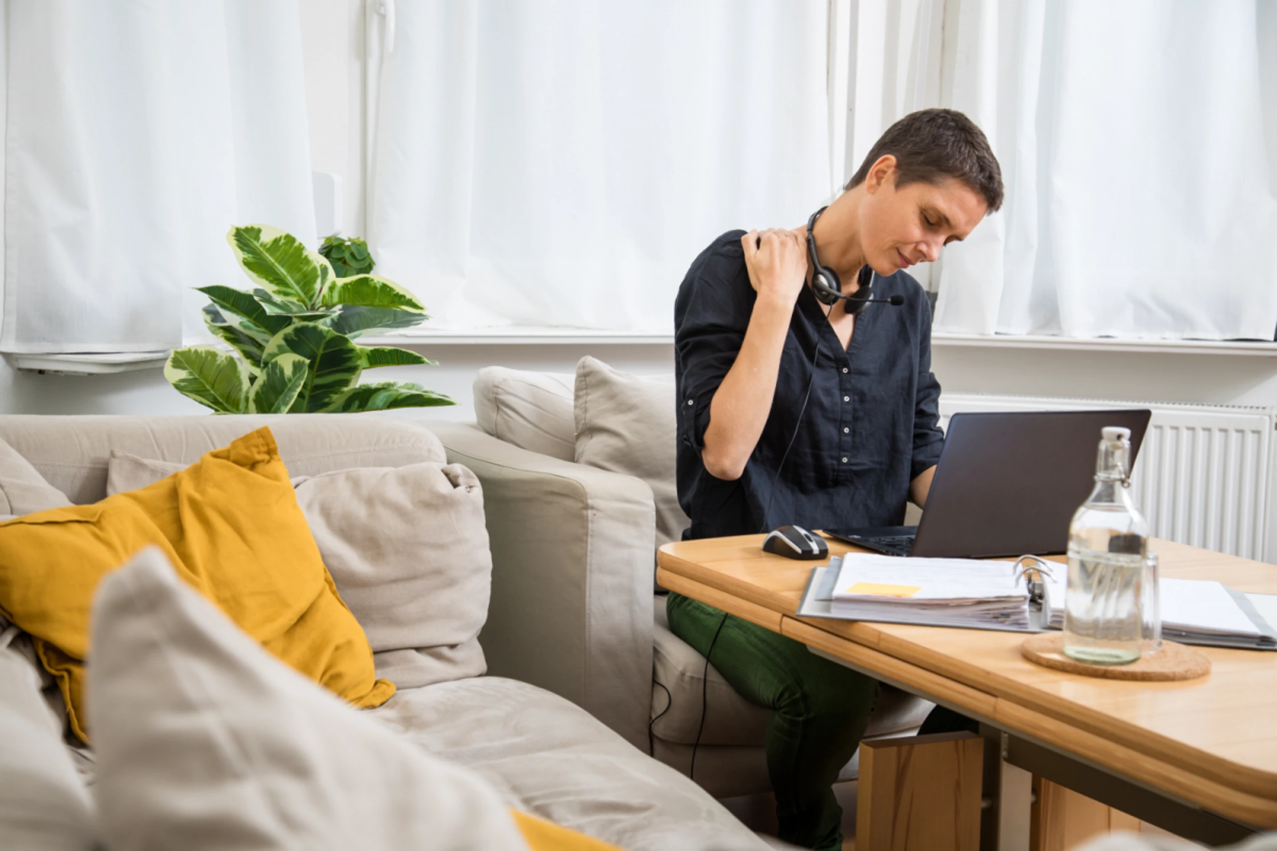 Arbeiten von der Couch kann zu Verspannungen führen
