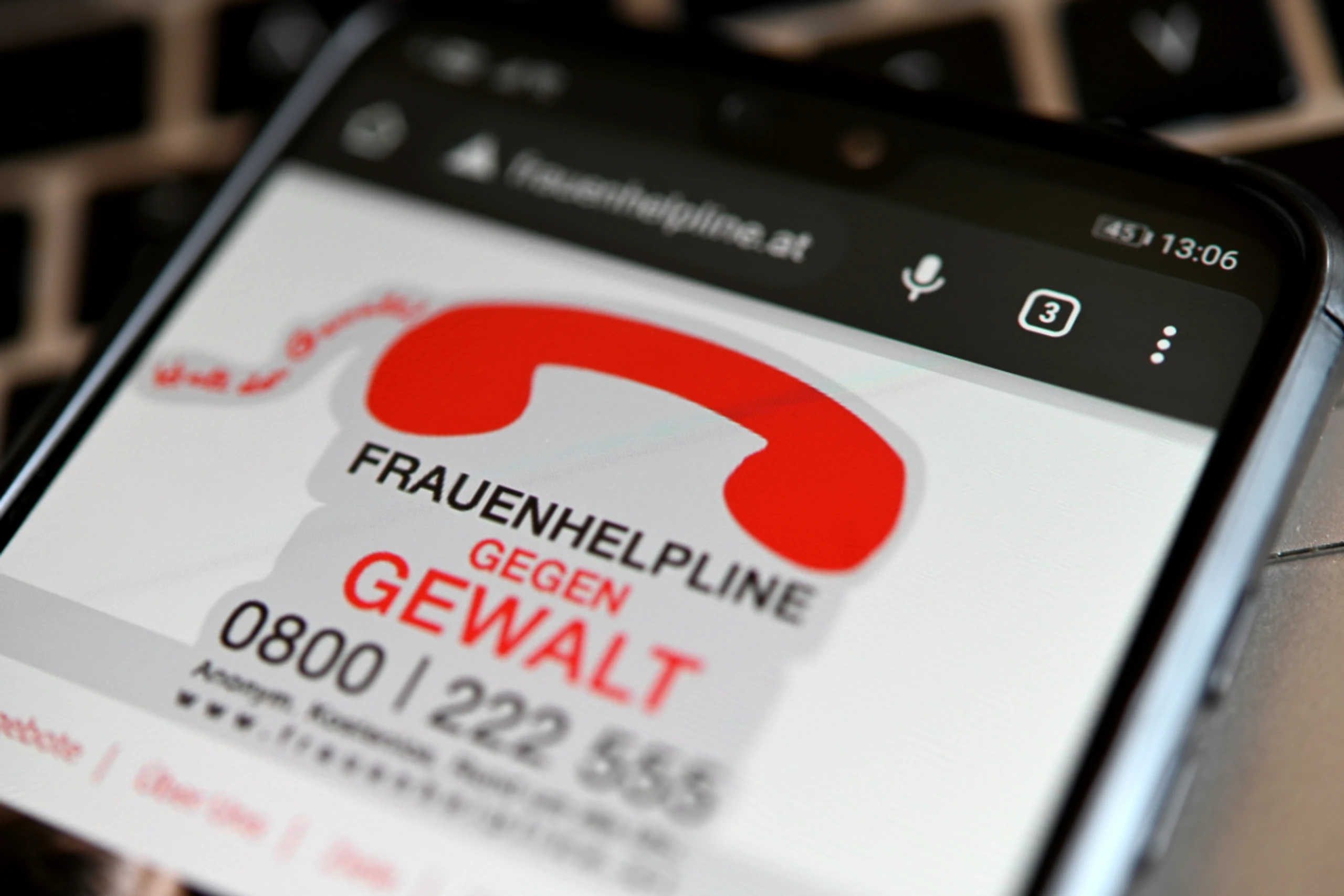 Gewaltprävention mit "StoP" und Frauenhelpline