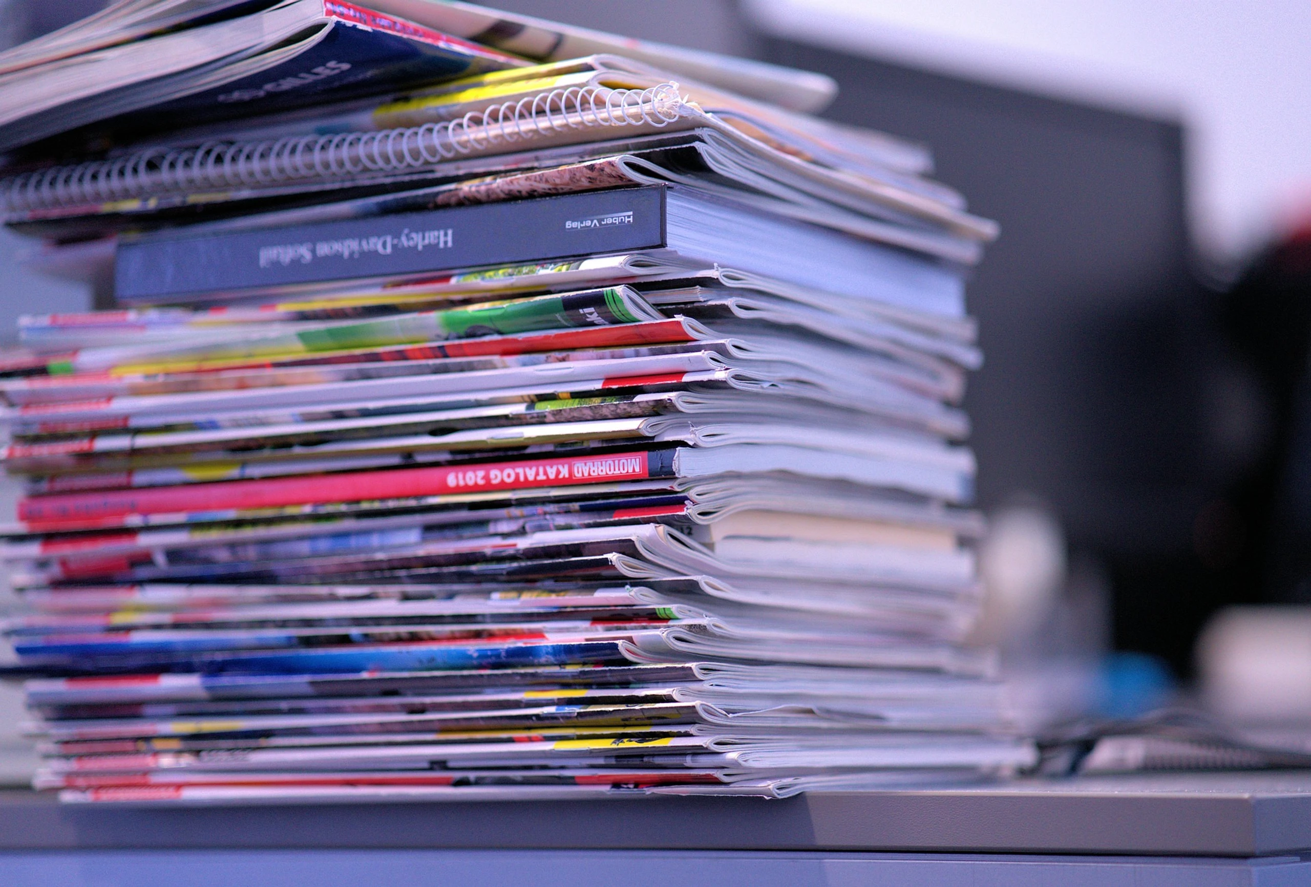 Bunter Stapel Zeitschriften als Symbolbild für Printmagazine