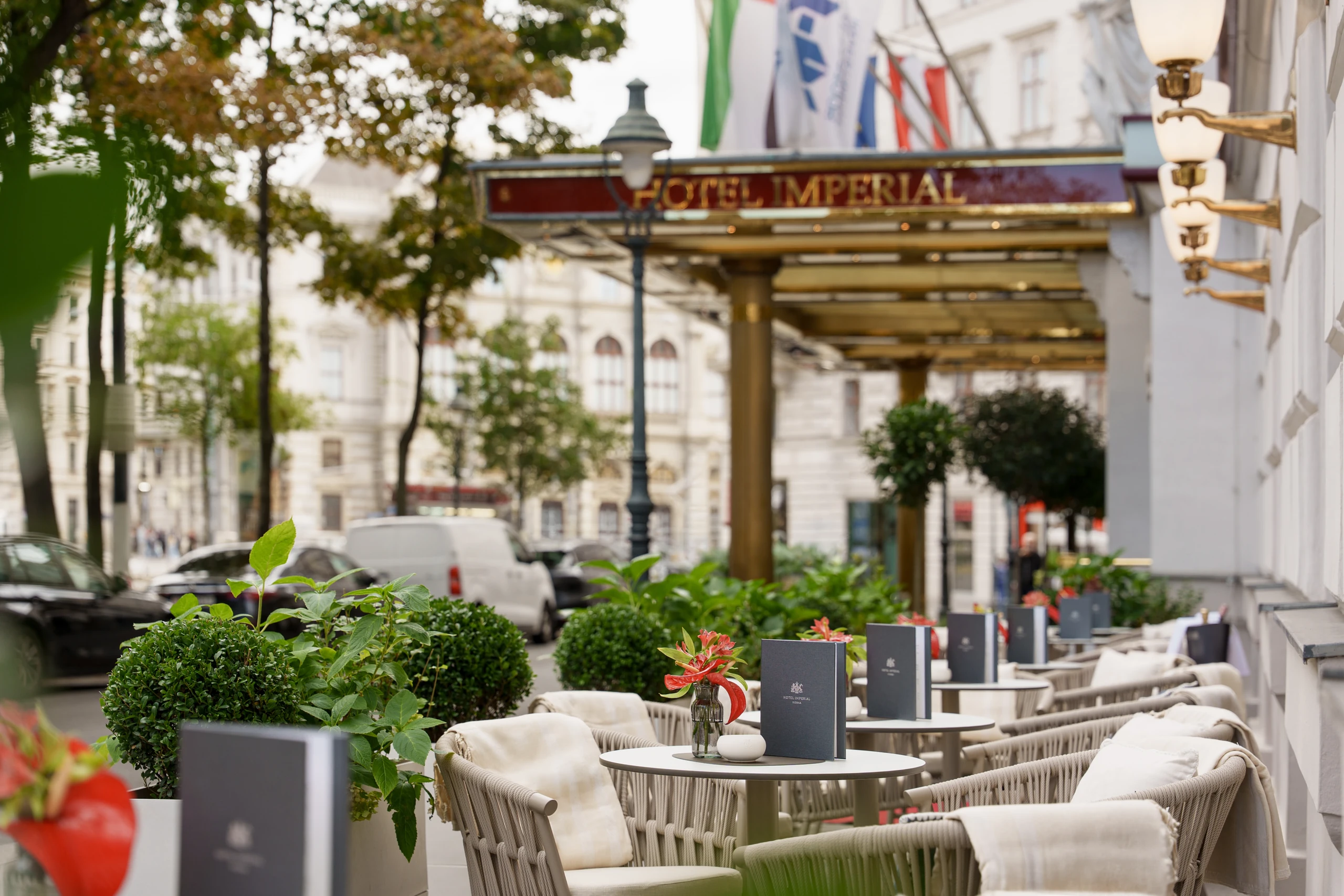 Hotel Imperial eröffnet Charles Heidsieck Champagner-Schanigarten in Wien