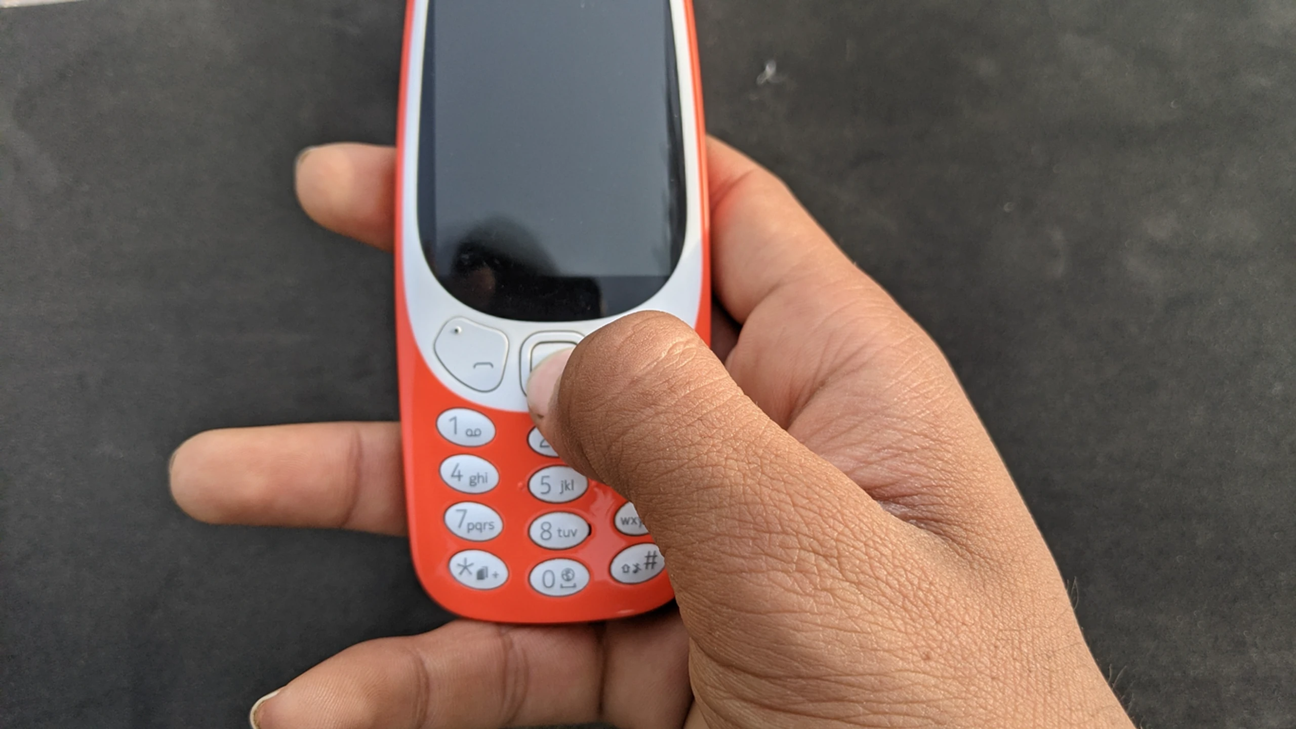 Digital Detox to go: Warum „Dumbphones“ bei jungen Erwachsenen zum Statussymbol werden