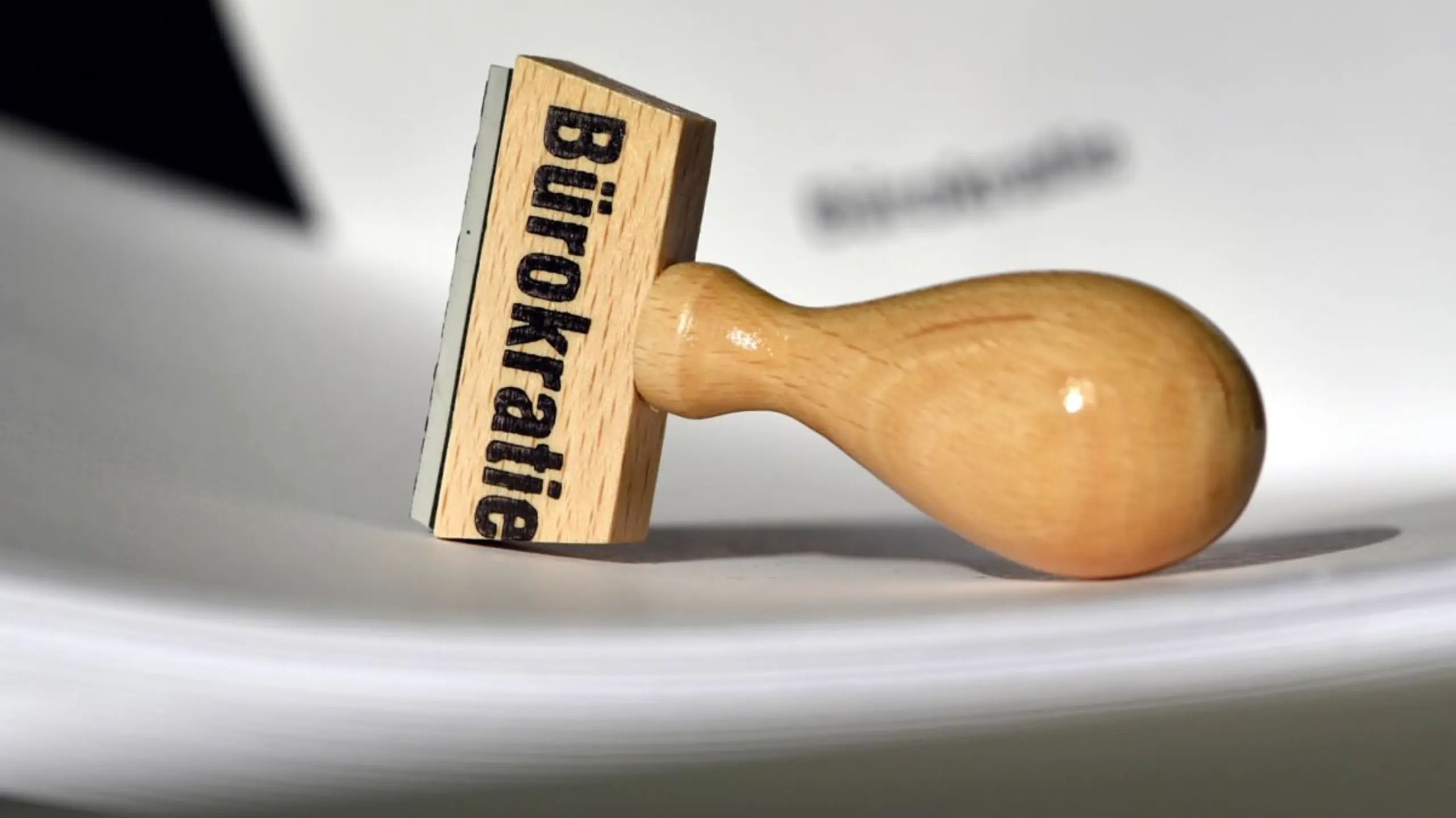 © DPA, RALF HIRSCHBERGER, Apa ++ ARCHIVBILD ++ Bremser Bürokratie