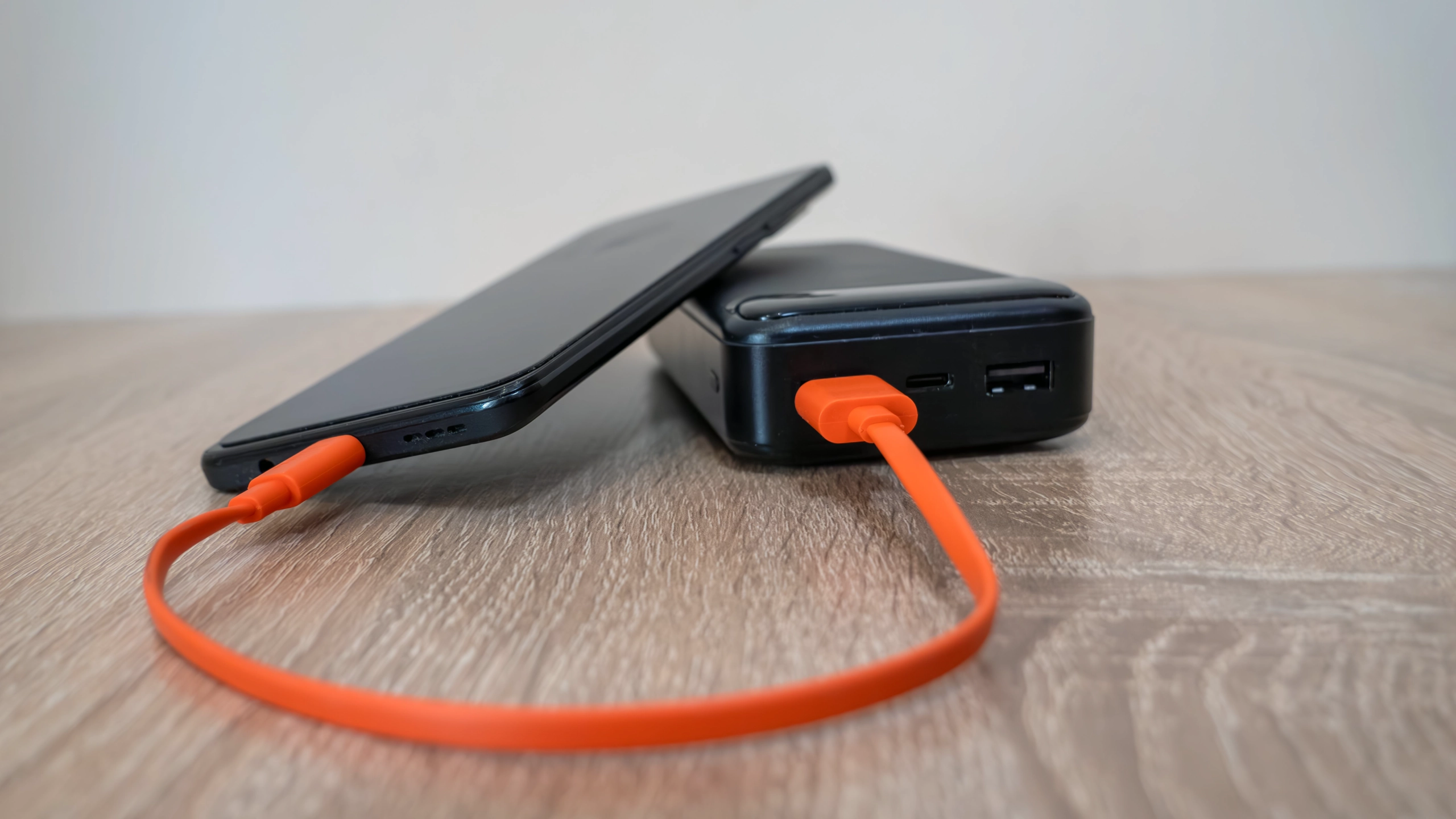 Powerbank im Flieger: Anzeichen und Regeln für kaputte Akkus