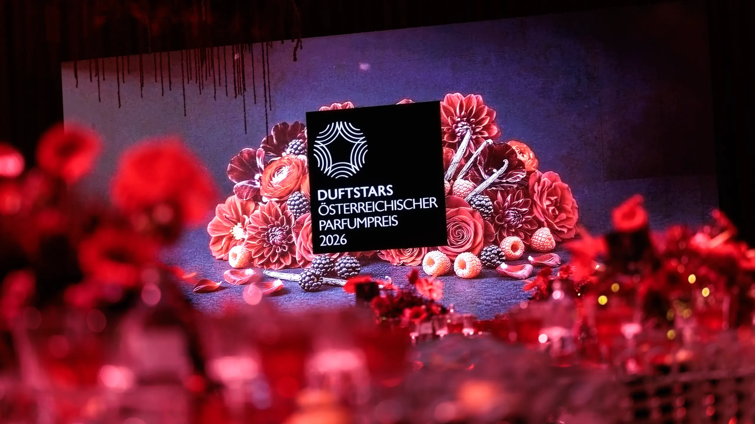 Close-up von Tischen und großem Bildschirm mit Duftstars Logo