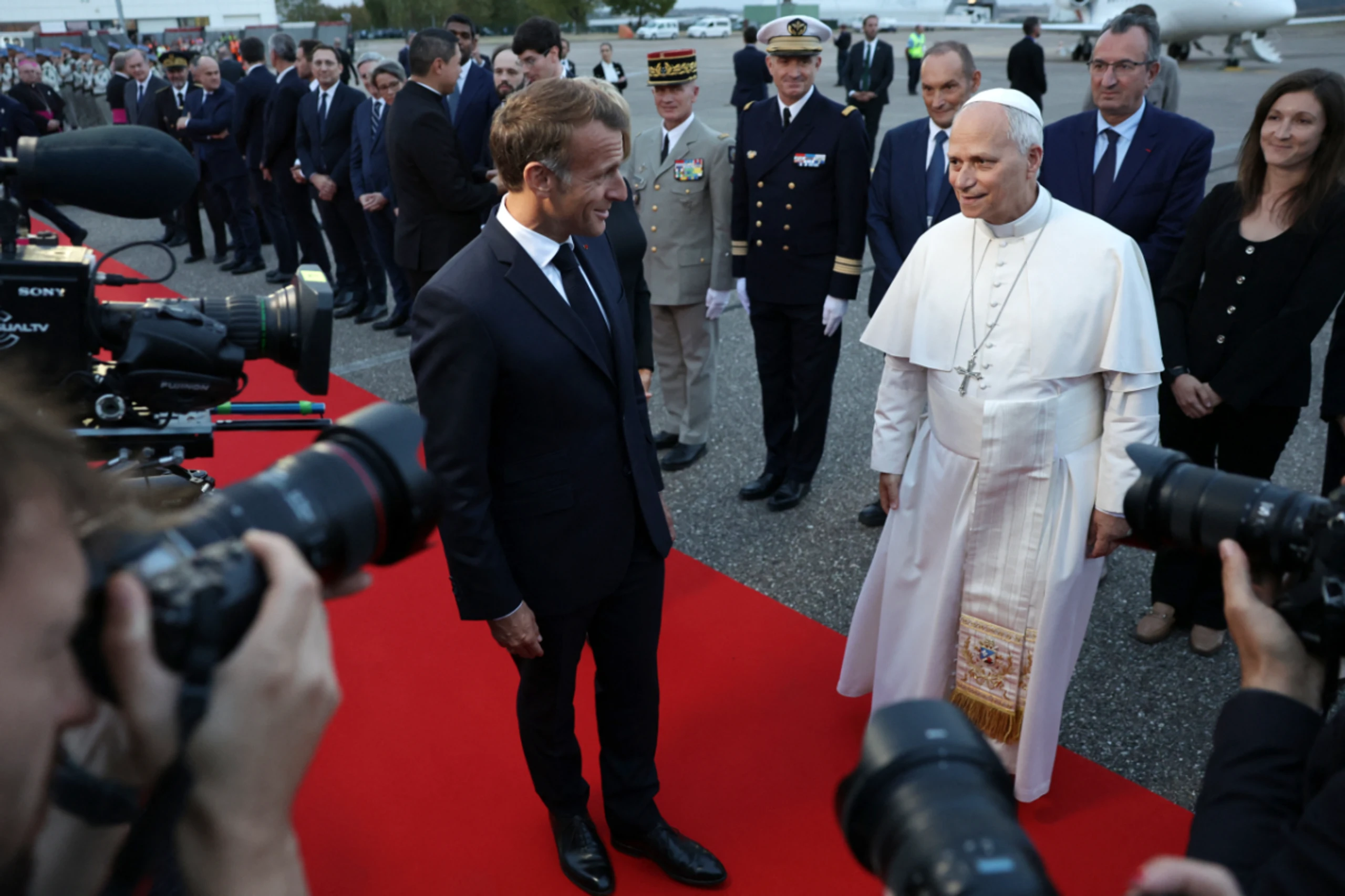 Macron verabschiedet den Heiligen Vater