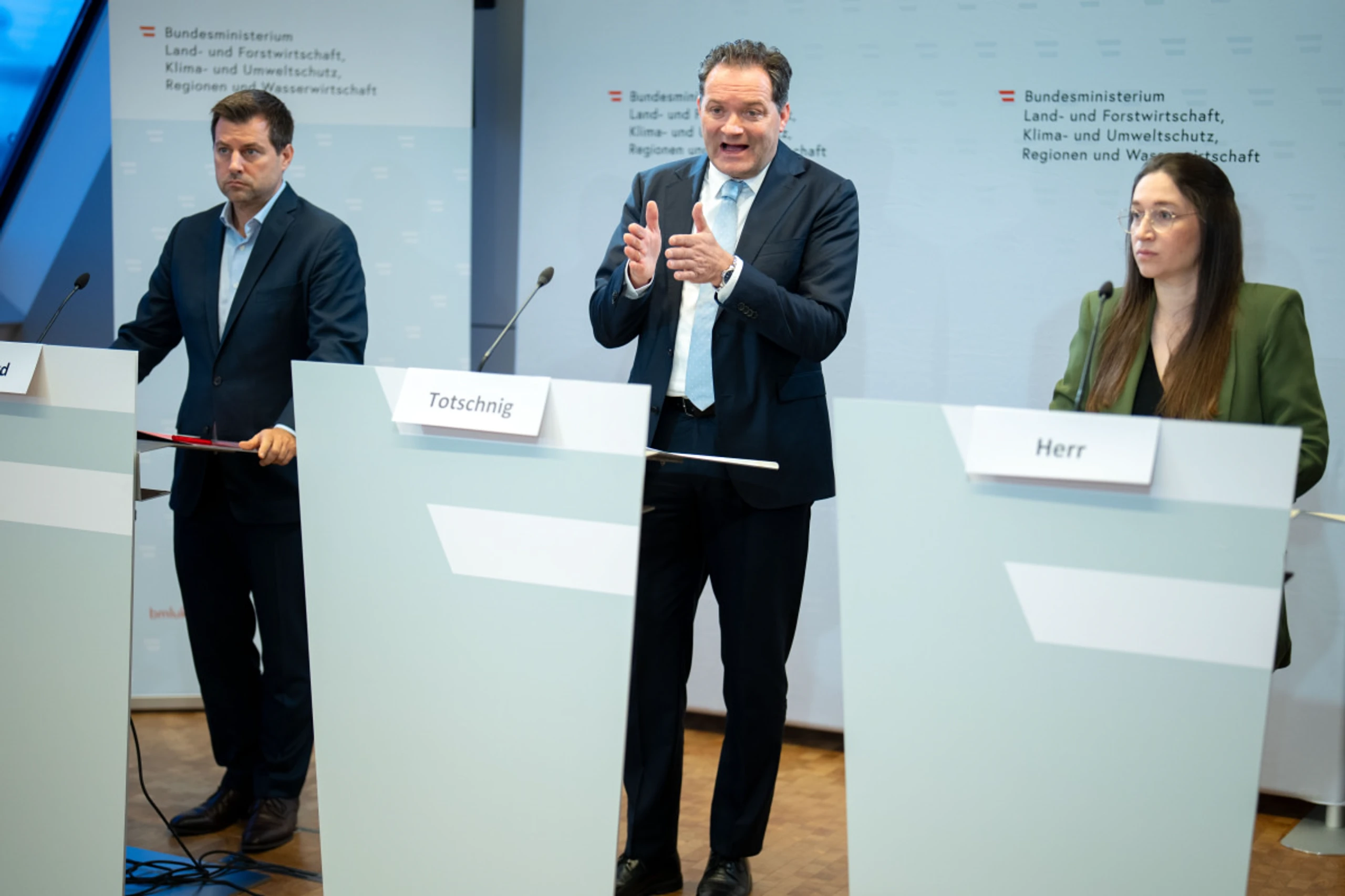 Totschnig spricht bei Präsentation zu Plänen für Wasserentnahmeregister