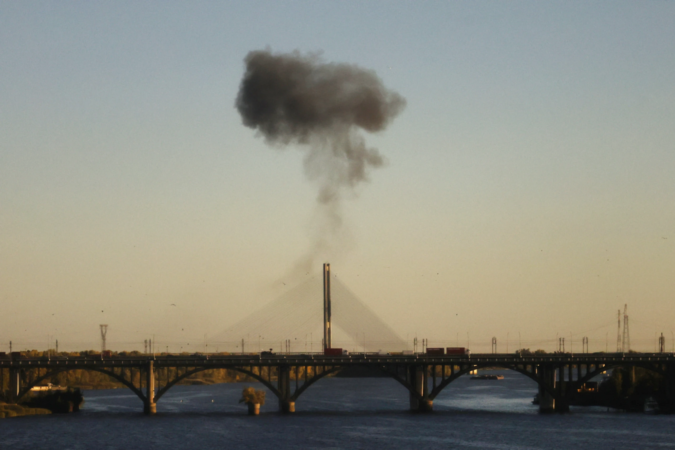 Brücke in Kiew erneut von Drohne getroffen