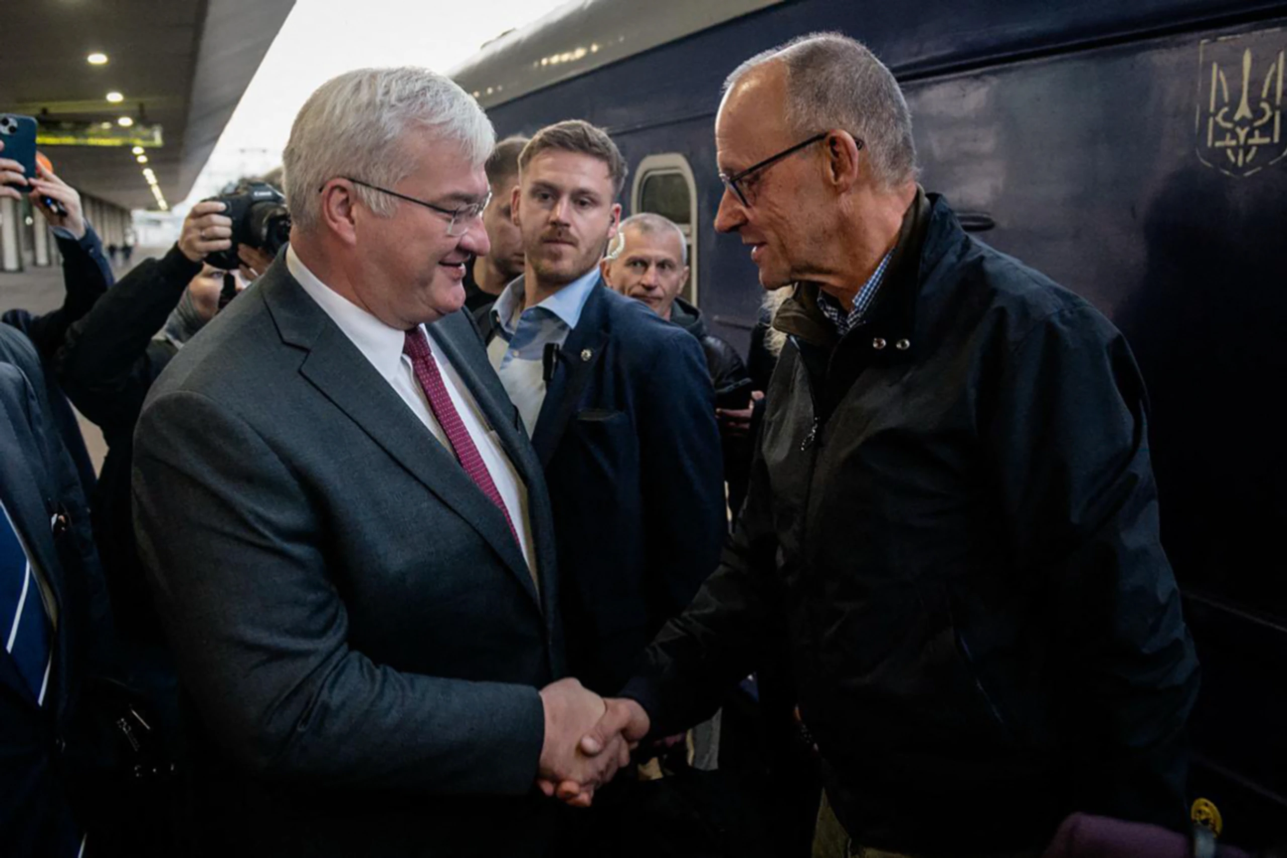 Ukraines Außenminister Sybiha und Deutschlands Kanzler Merz in Kiew
