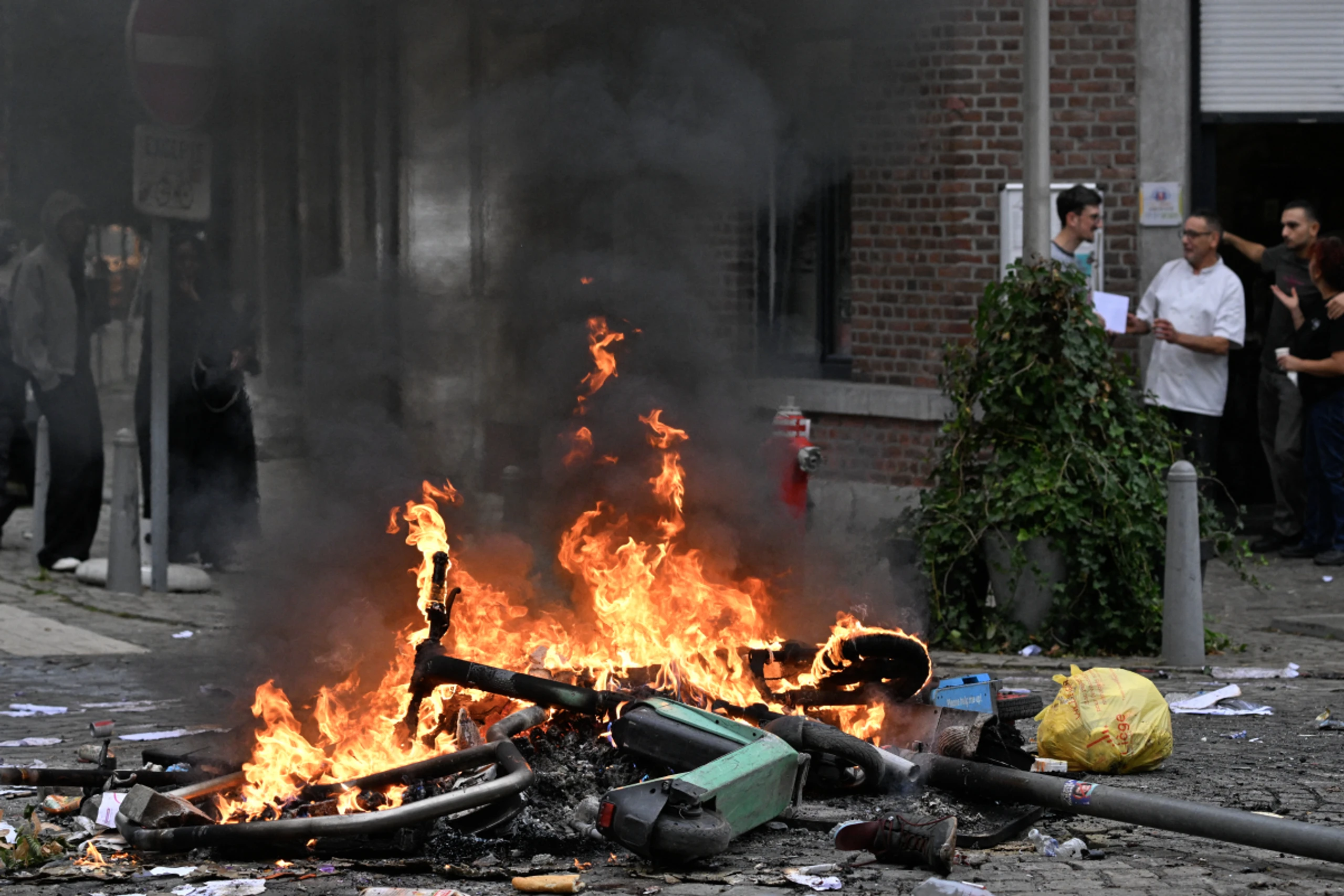 Einige Demonstranten legten Brände