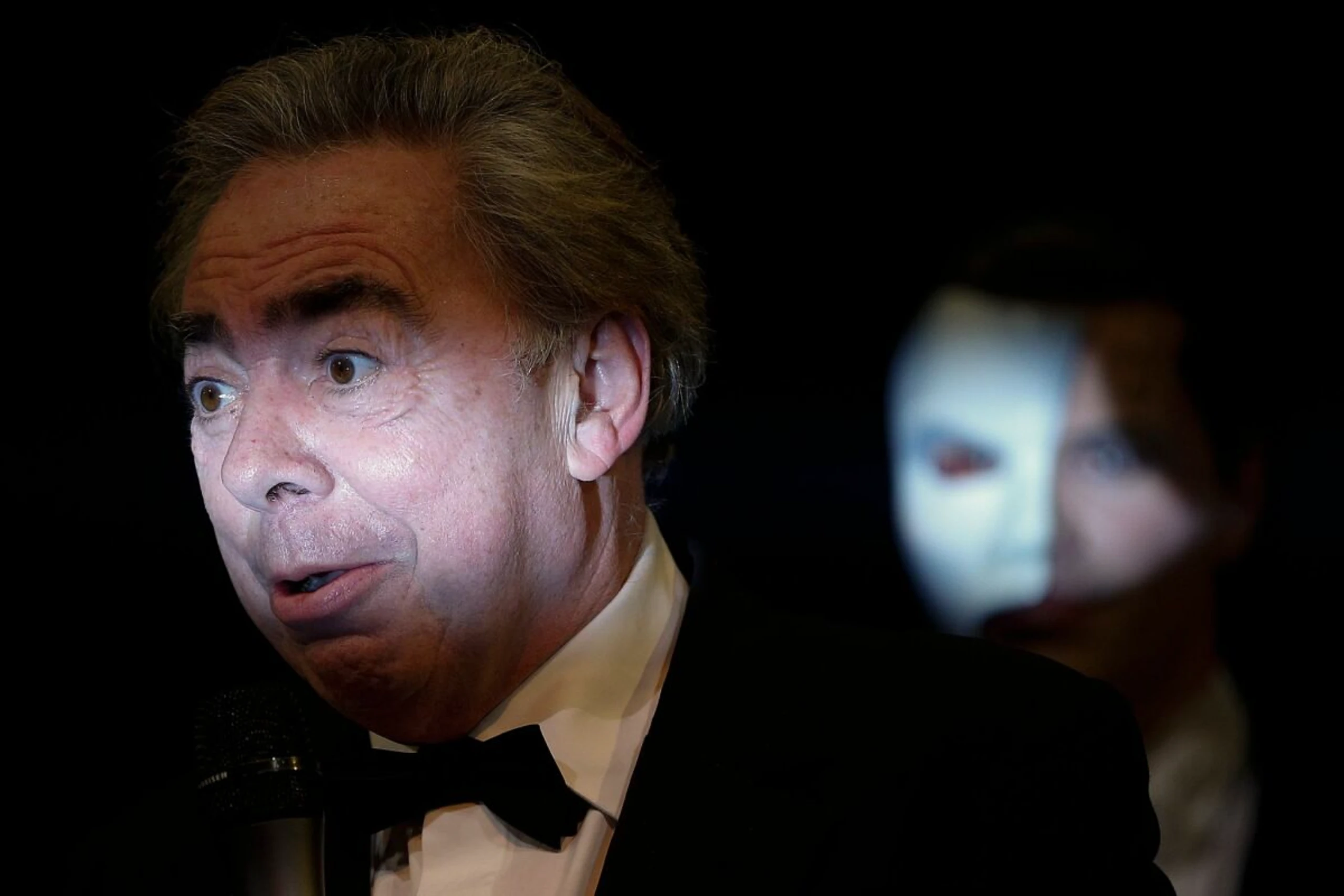 ++ ARCHIVBILD ++ Das Phaontom ist wie ein Schatten hinter Lloyd Webber