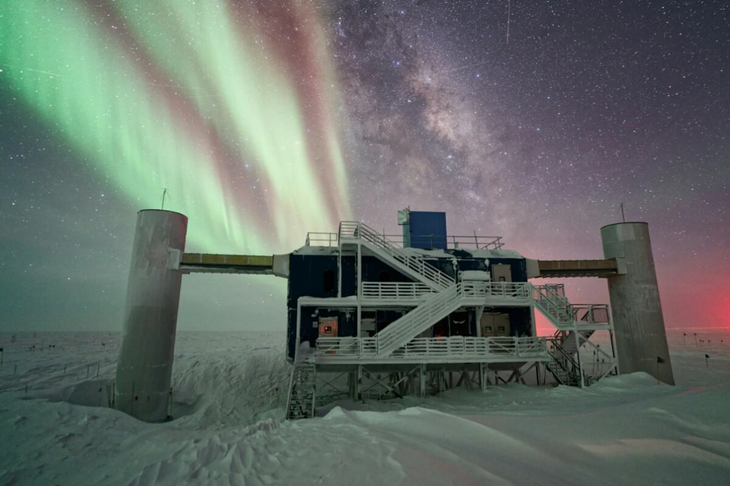 IceCube-Observatorium am Südpol macht Jagd auf kosmische Neutrinos