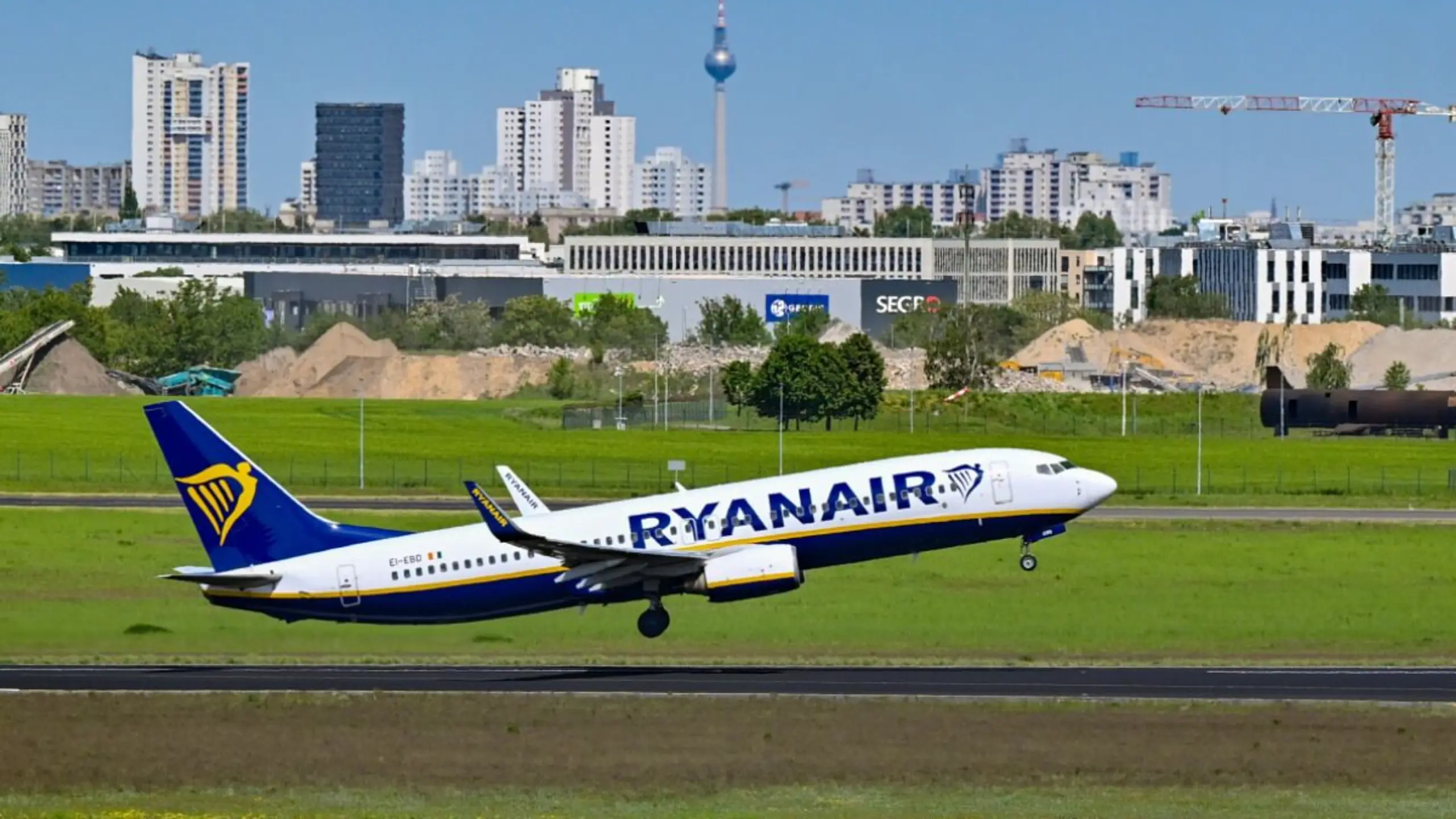 © DPA, Patrick Pleul, Apa ++ ARCHIVBILD ++ Die Billig-Fluglinie hebt künftig seltener vom Flughafen Berlin ab