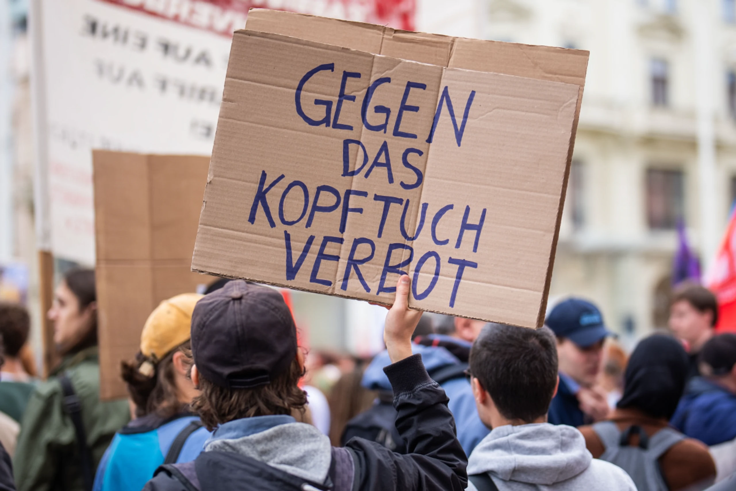 In Wien gingen mehrere Hundert gegen das Kopftuchverbot auf die Straße