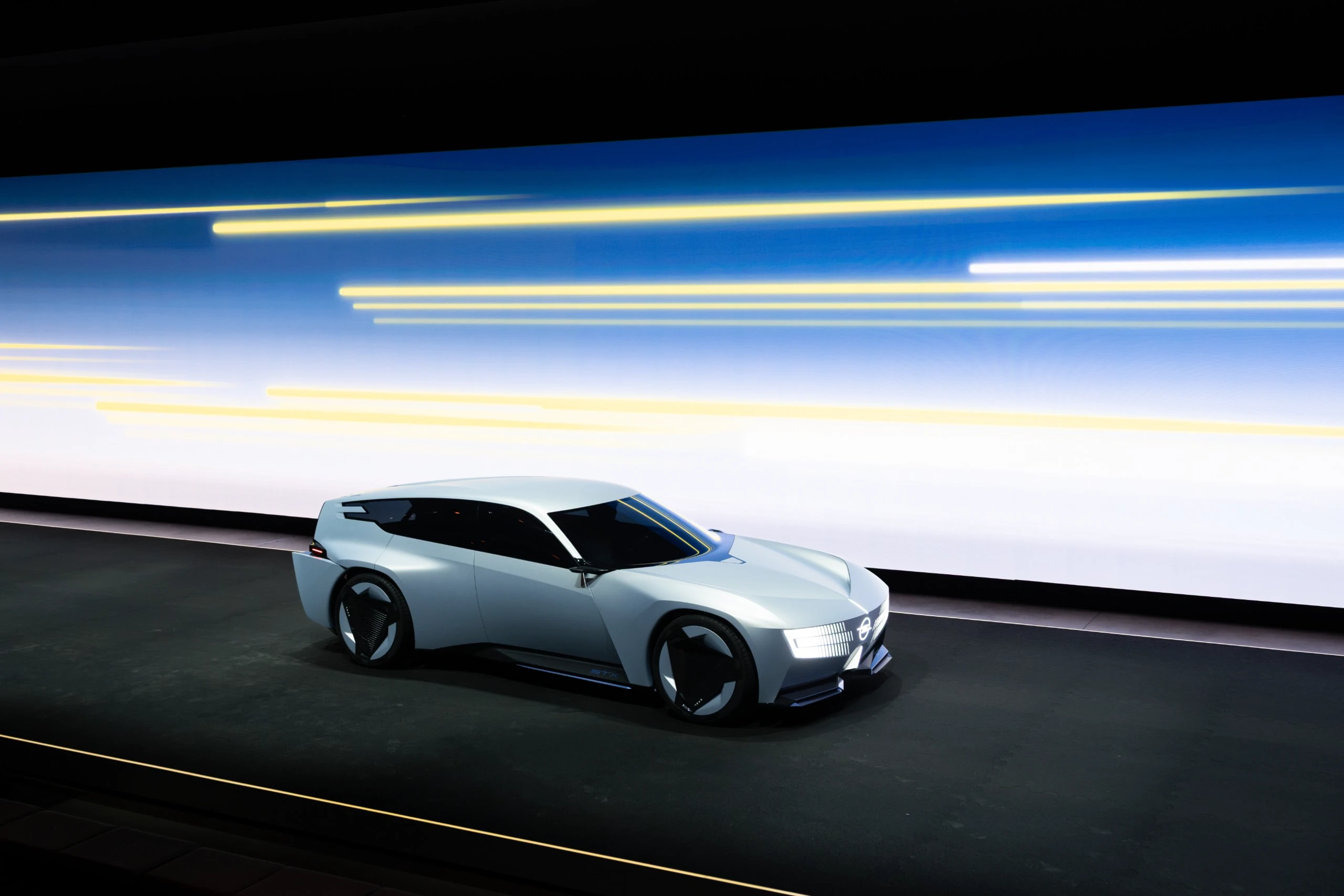 Opel STX Concept: Elektro-Kombi mit Allradantrieb und aktiver Aerodynamik