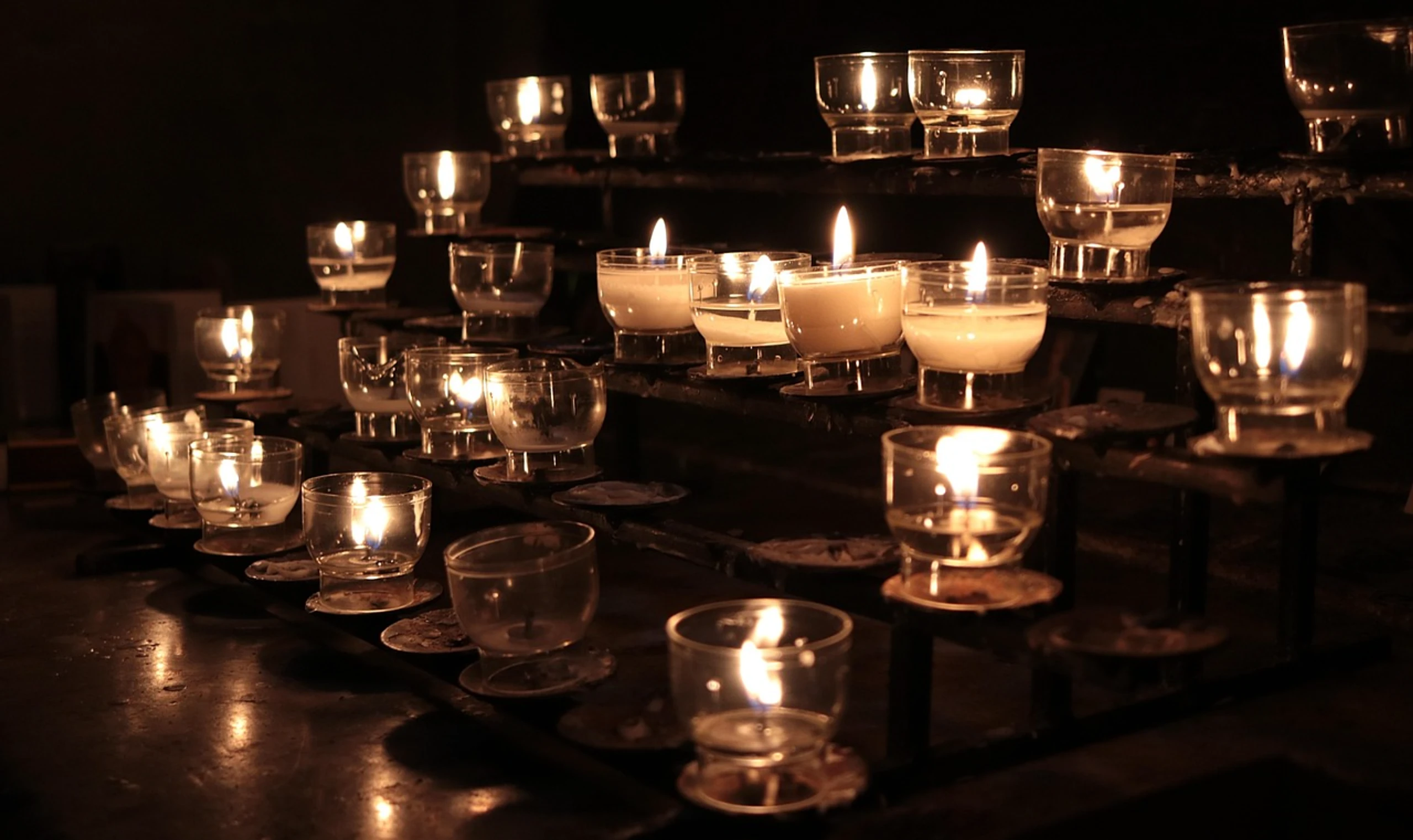 Brennende Kerzen in einer Kirche