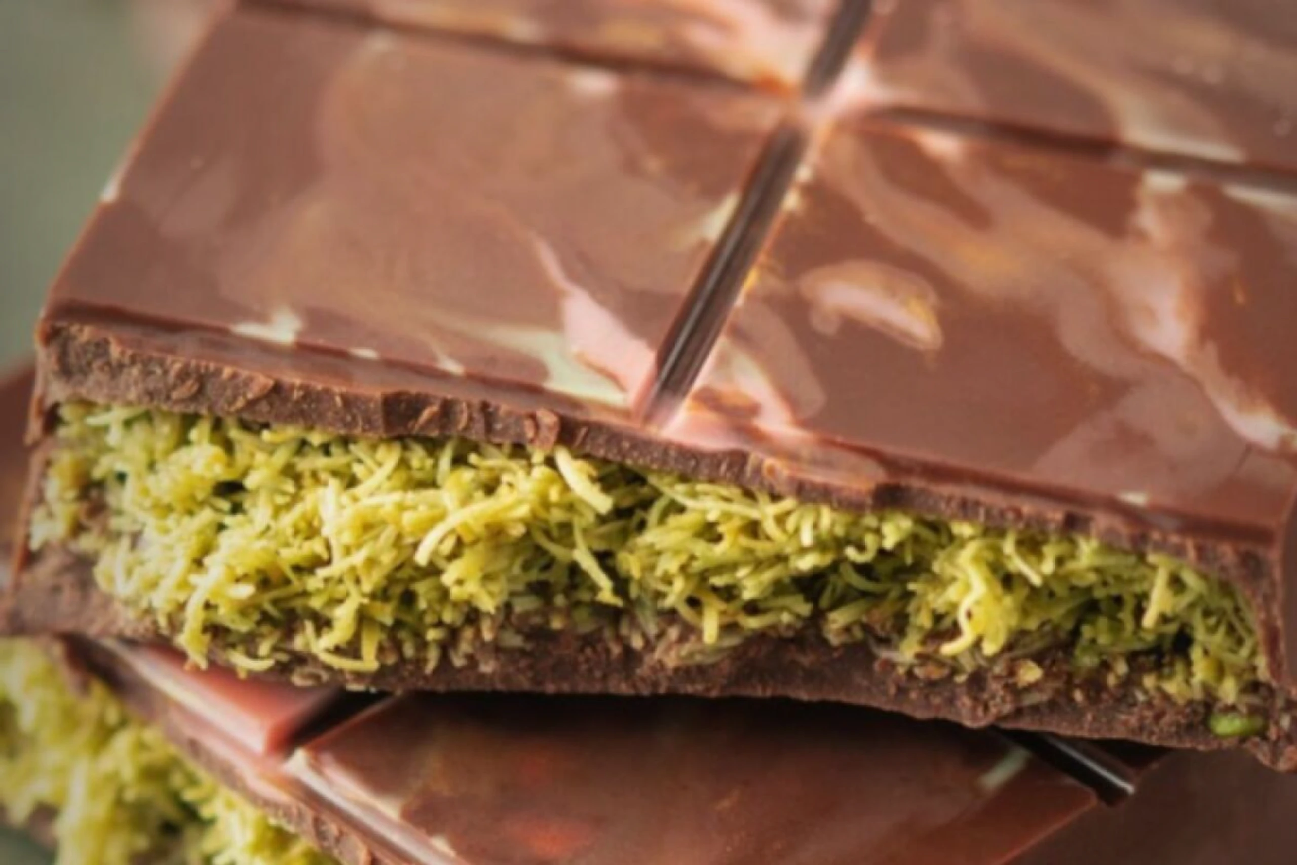 Dubai-Schokolade ist mit Pistaziencreme und Kadayif-Teigfäden gefüllt