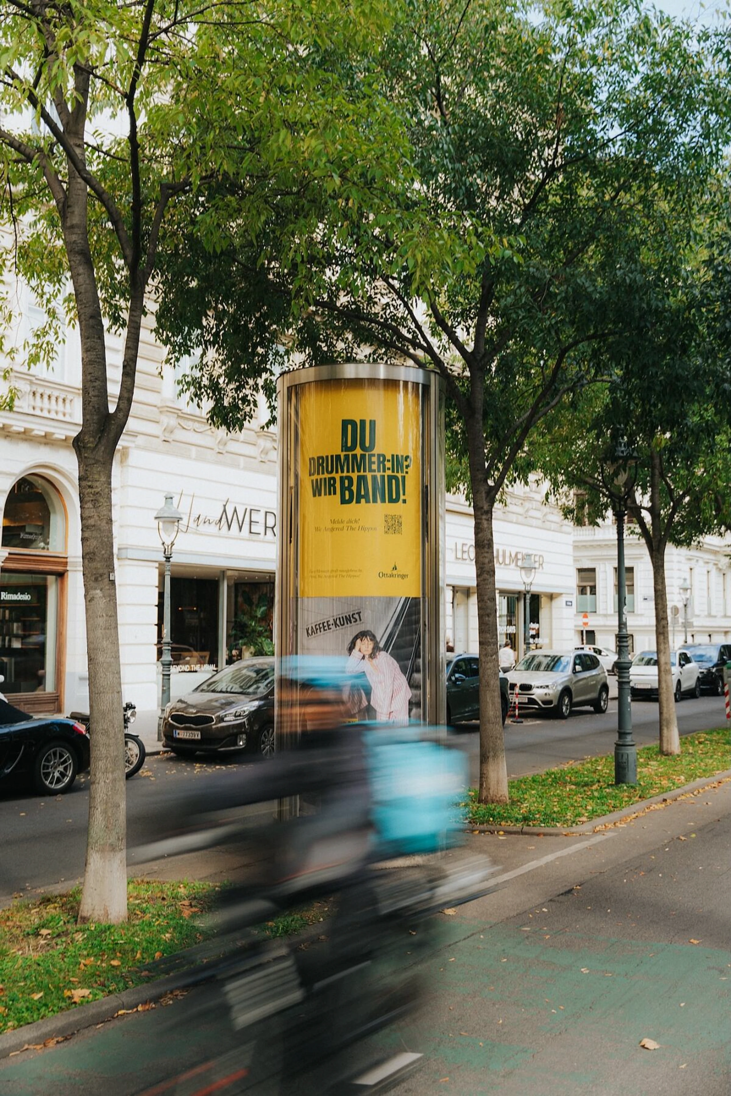 Botschaft aus der Nachbarschaft auf einer Citylight-Werbefläche in Wien