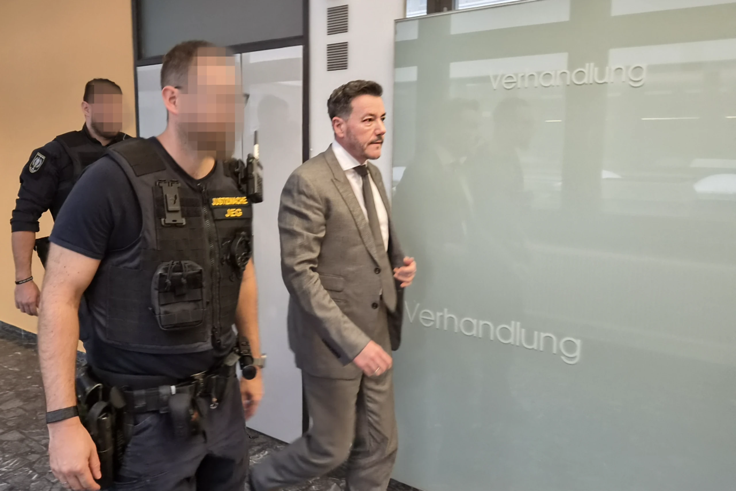 Benko bekam die Fußfessel bewilligt