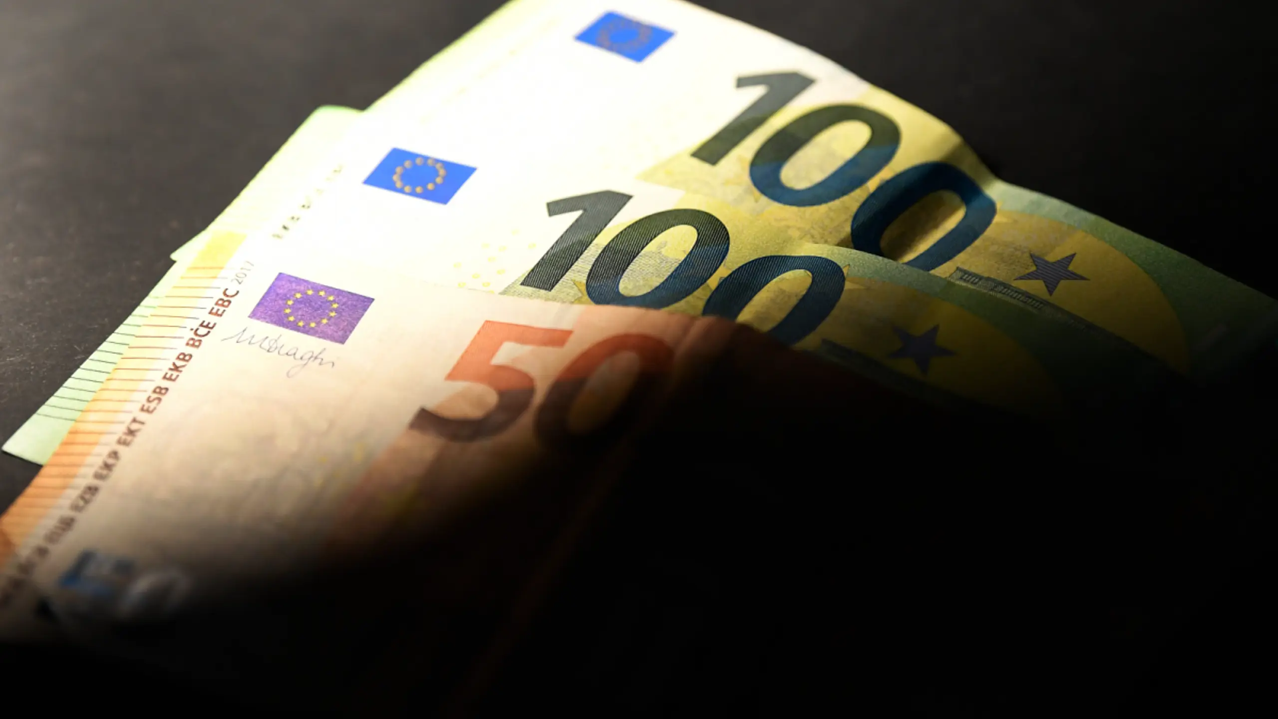 © Themenbild, ROBERT JAEGER, Apa Geld soll gewaschen worden sein