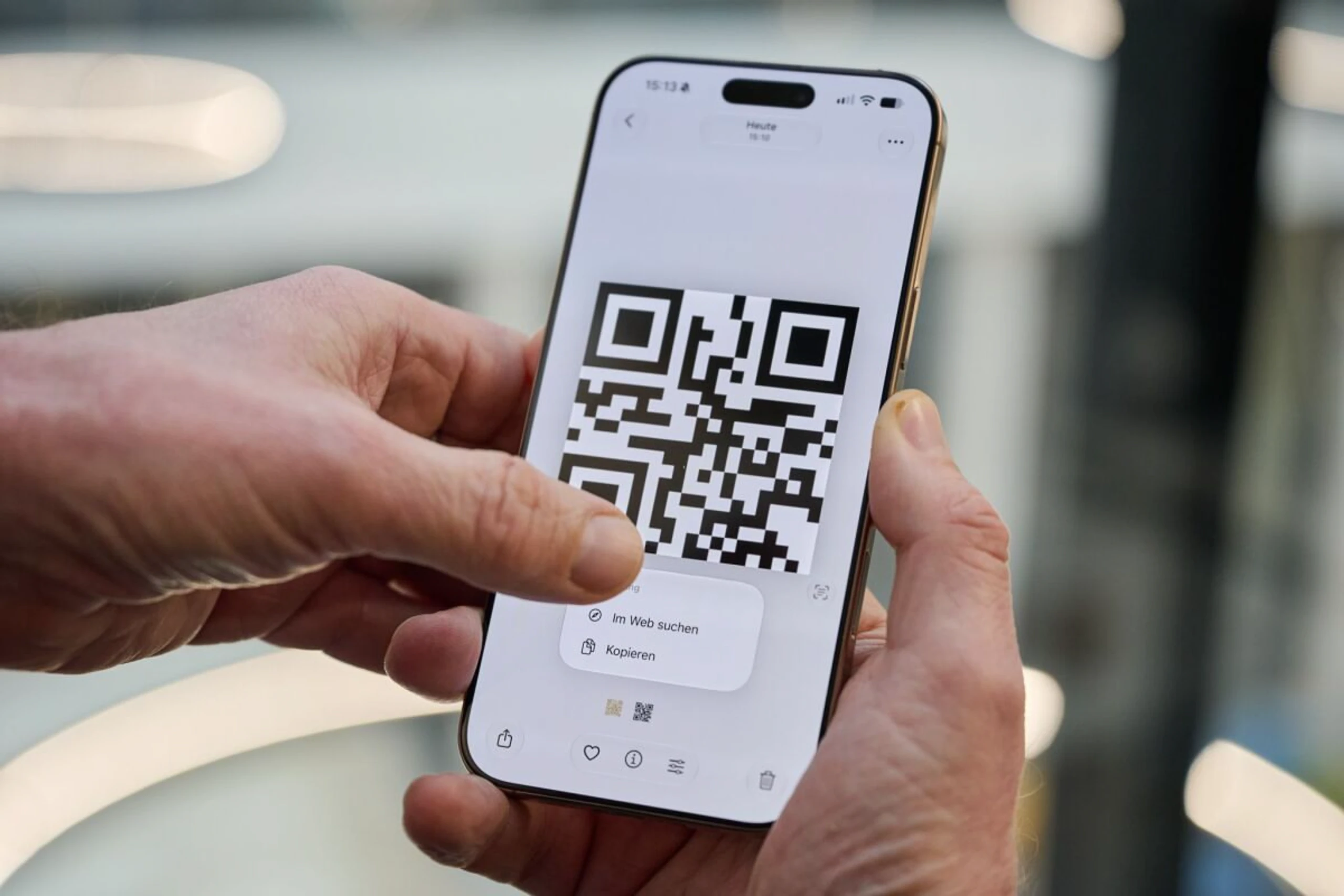 Auf iPhones muss der QR-Code in der Fotos-App abgespeichert werden