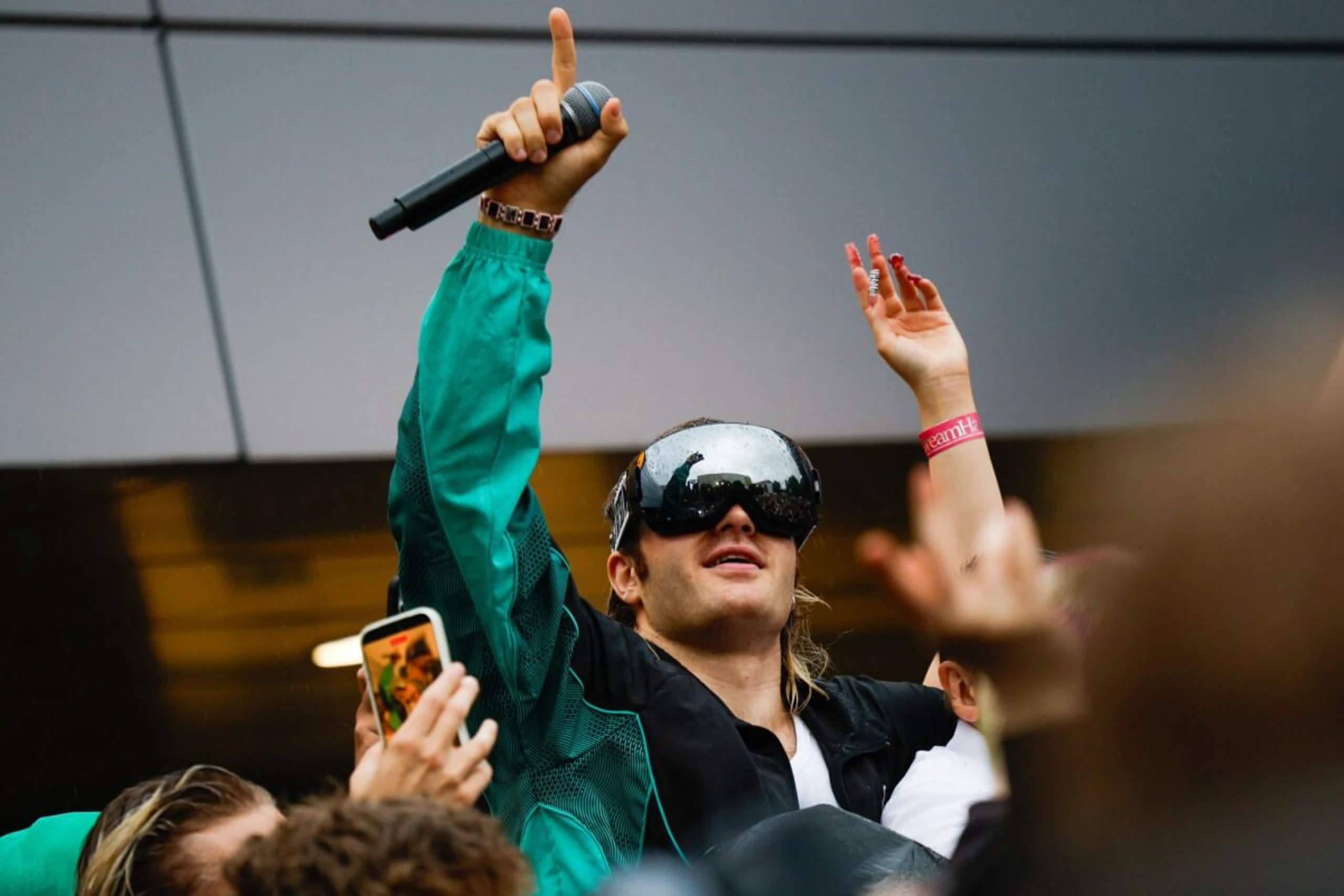 ++ ARCHIVBILD ++ Ski Aggu rappt vor Fans