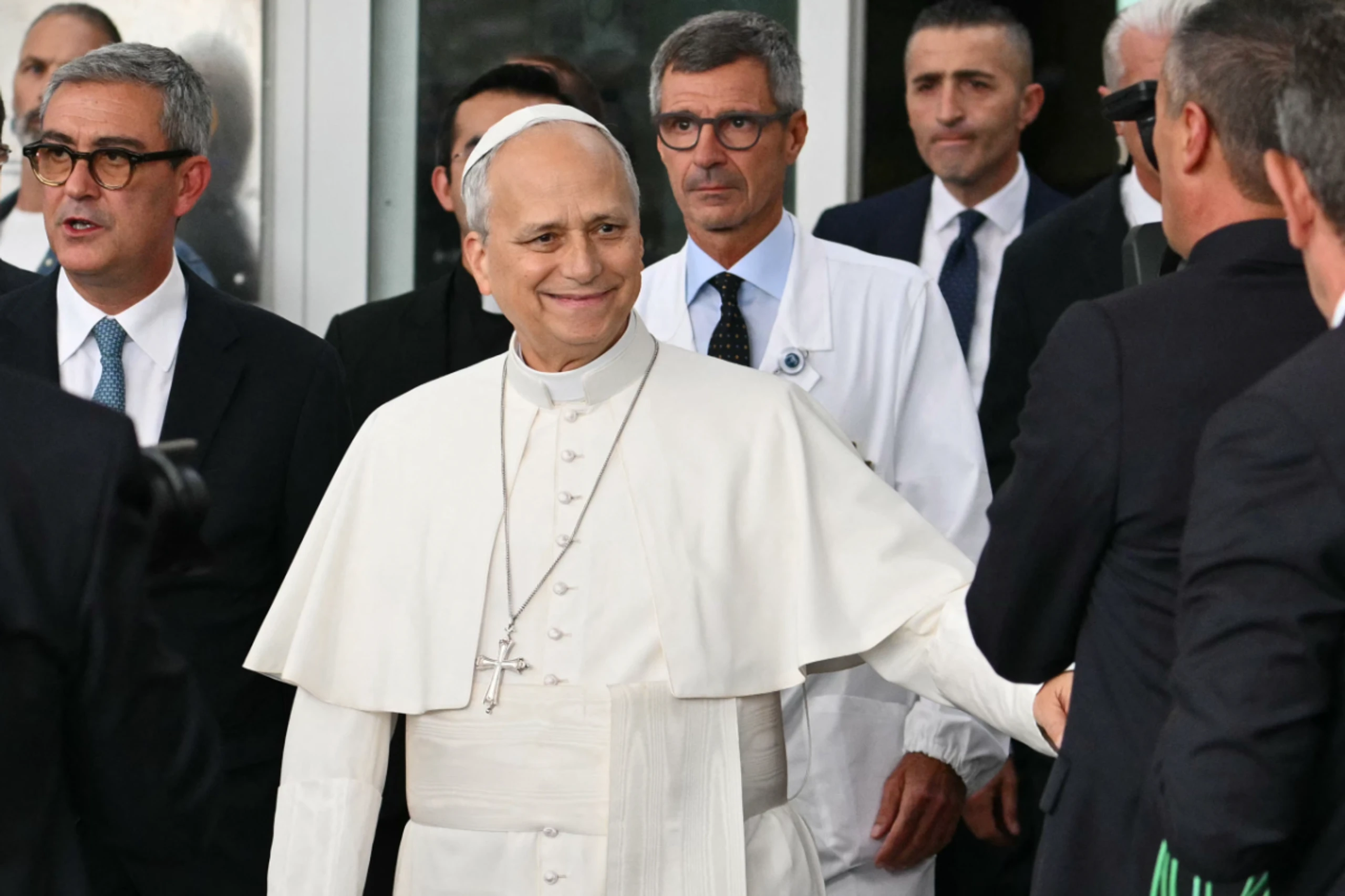 Der Papst beim Verlassen des Krankenhauses